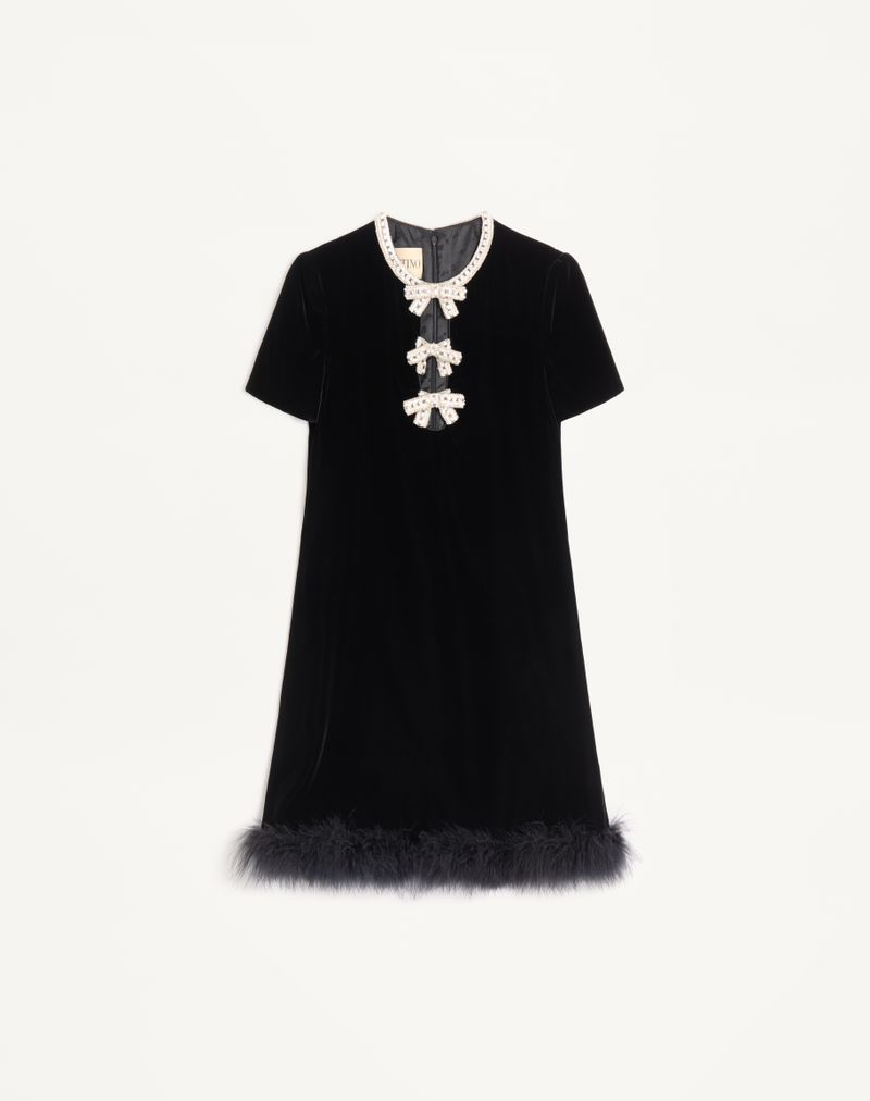 Vestido curto em veludo bordado cor zibelina.