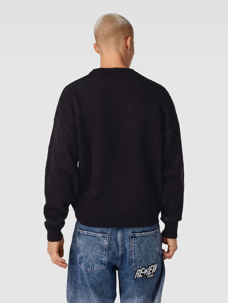 Strickpullover mit überschnittenen Schultern in schwarz