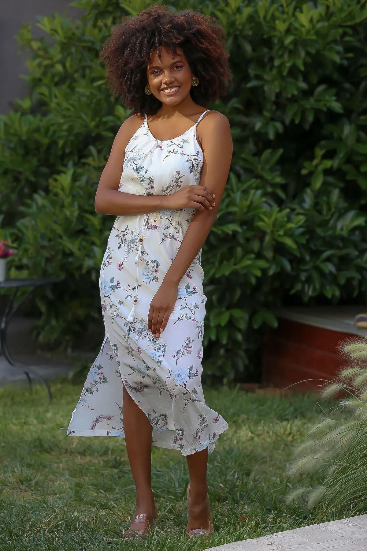 Chiccy  Weißes, gewebtes Kleid in normaler Passform für Damen mit V-Ausschnitt, Trägern und Maxi-Blumenschlitzen