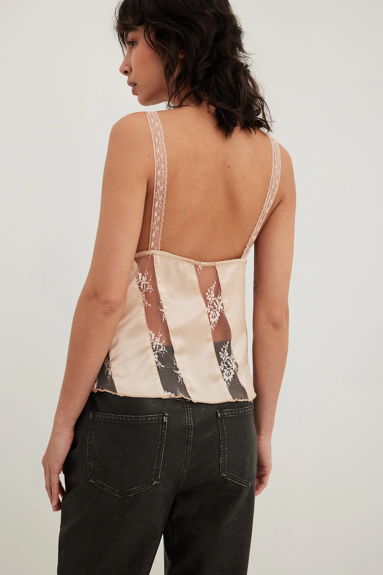 Satin-Top mit Spitzeneinsatz vorne