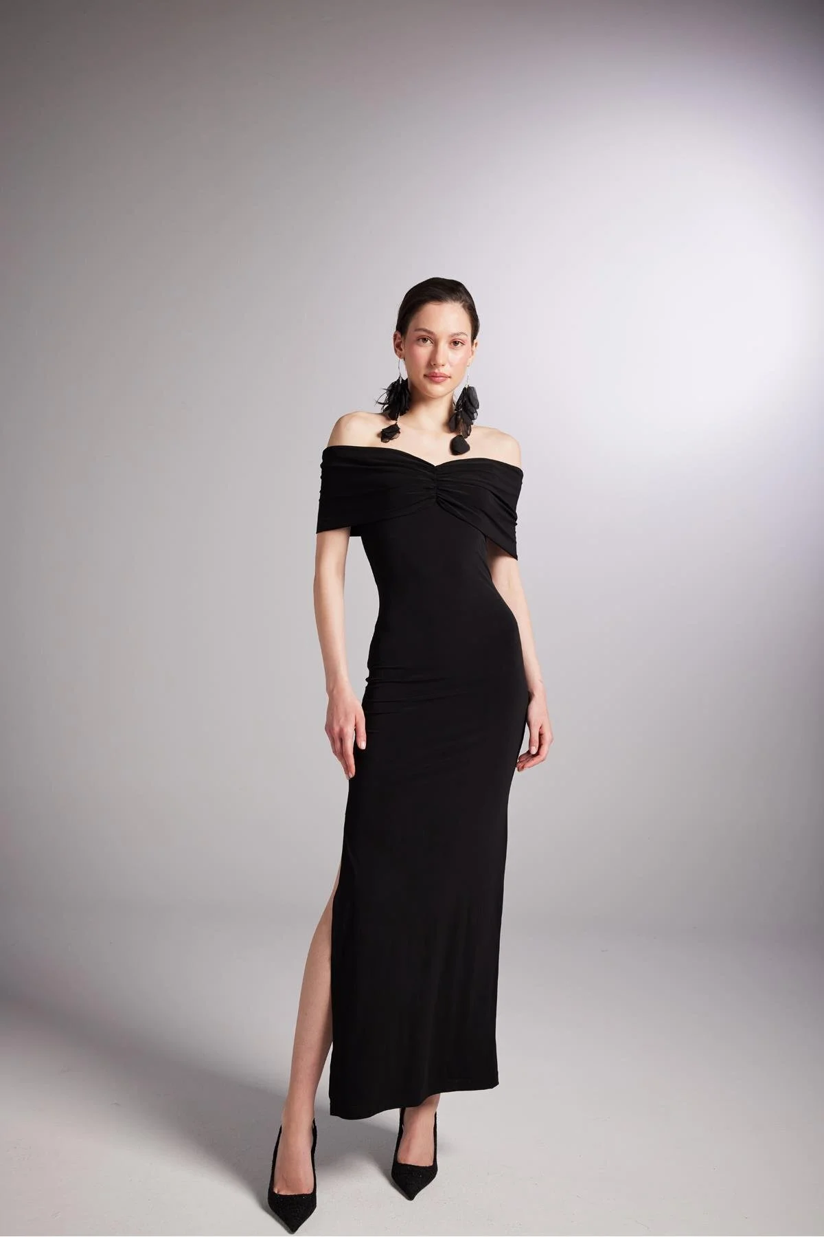 HOLLY LOLLY  Langes lilafarbenes Kleid mit Madonna-Kragen und Schlitz in Schwarz