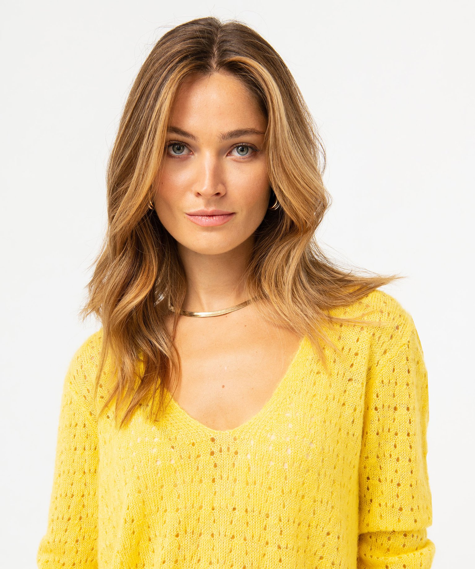 Pull léger à col V en maille ajourée femme jaune | GEMO