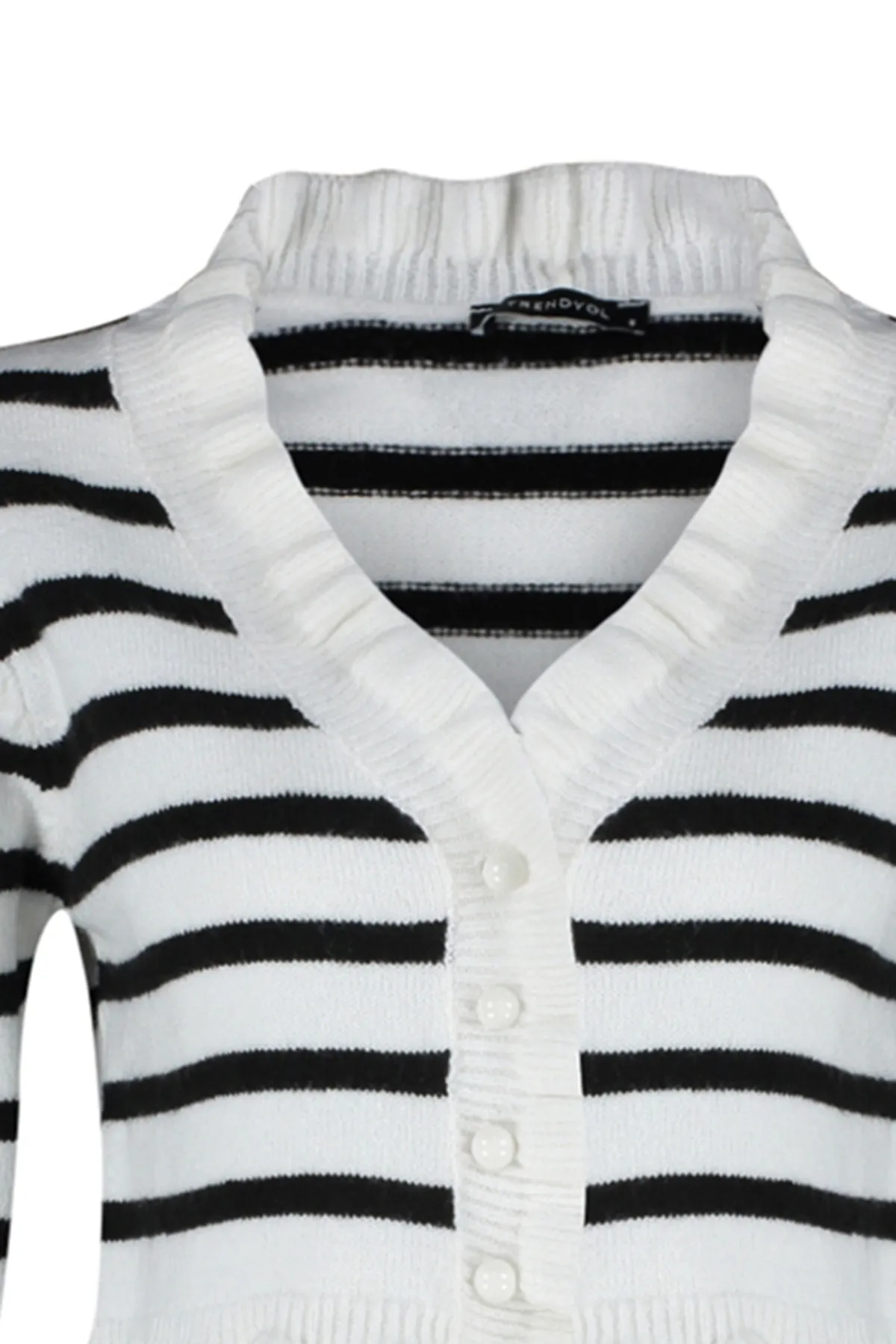 Trendyol Collection  Ecrufarbene, kurze Strickjacke TWOAW24HI00169