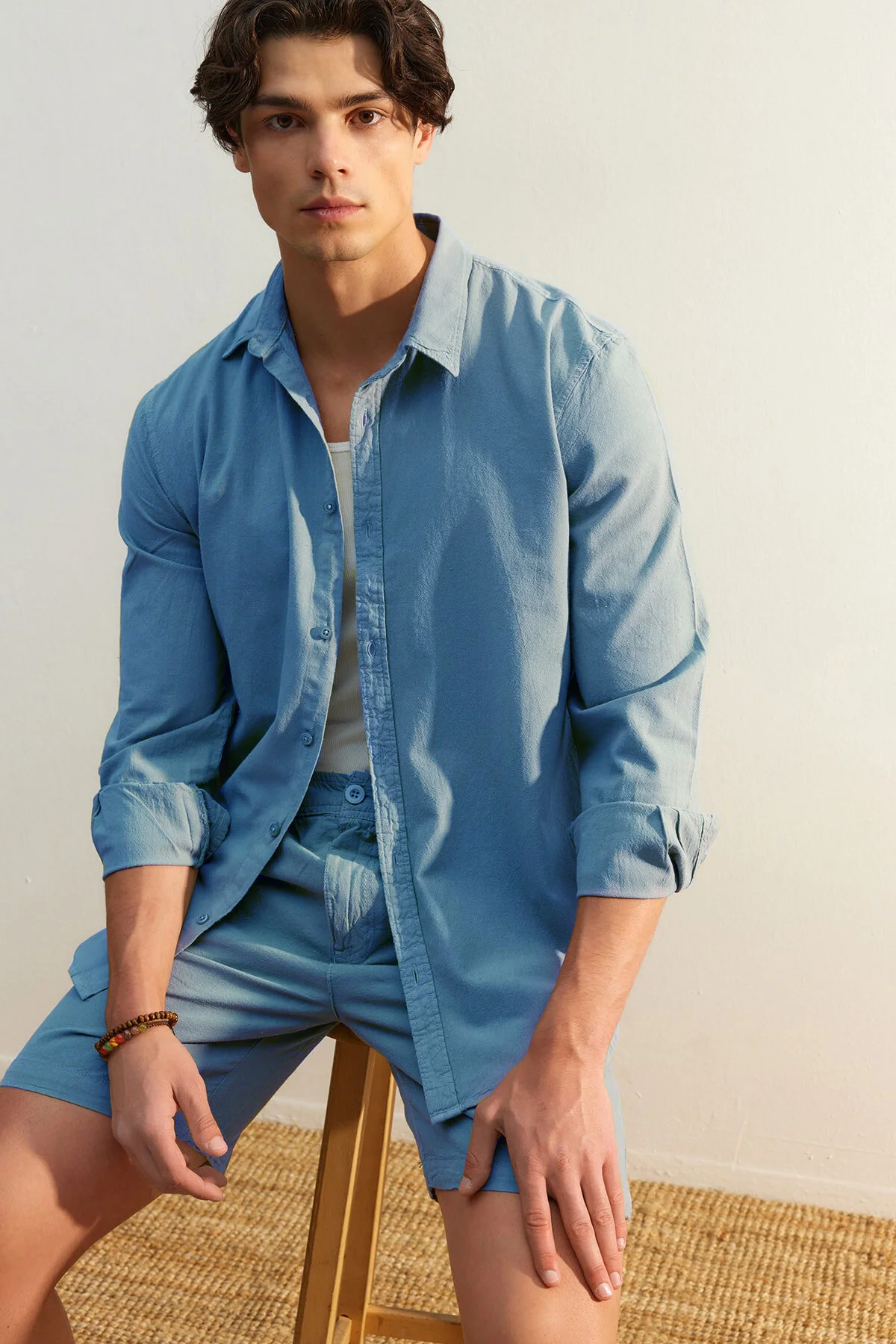Trendyol Collection  Blaues Unisex-Hemd mit regulärer Passform aus 100 % Baumwolle und Leinenoptik TMNSS23GO00099