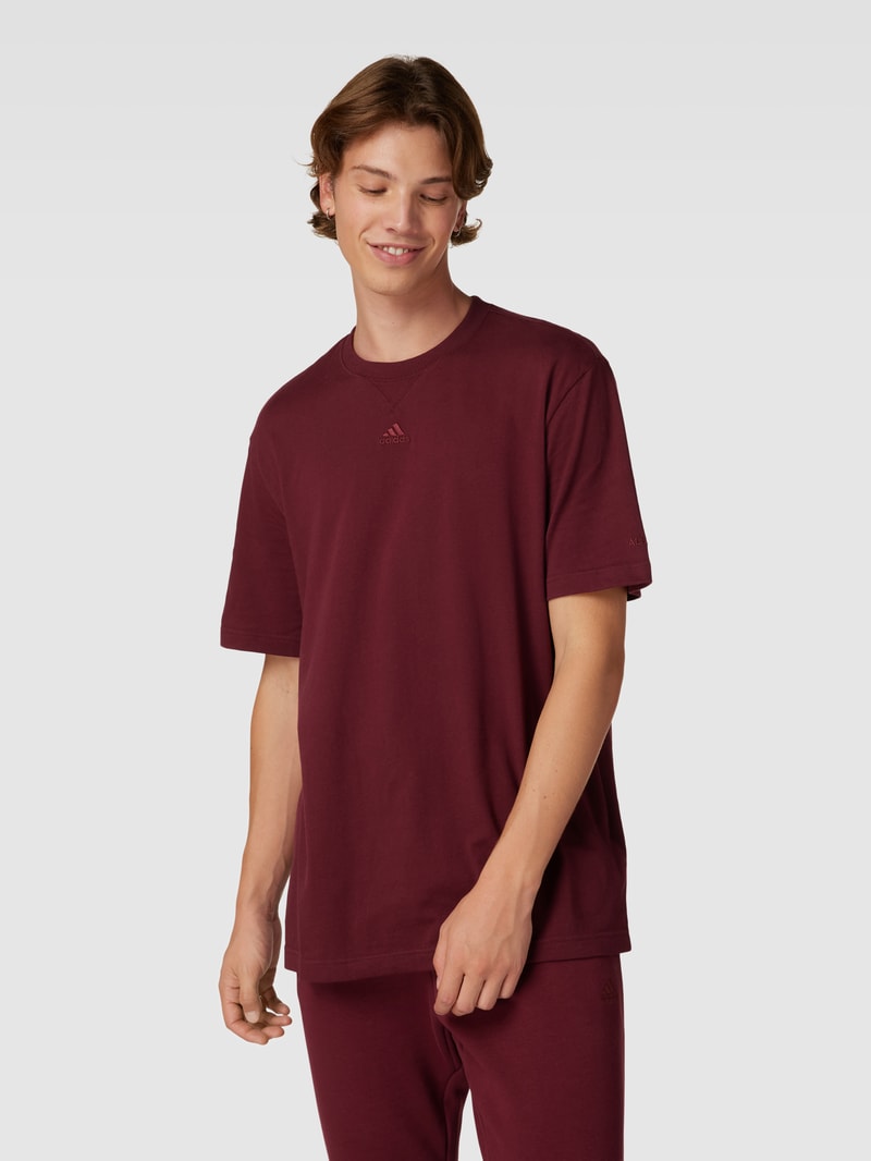 T-Shirt mit Label-Stitching in bordeaux rot