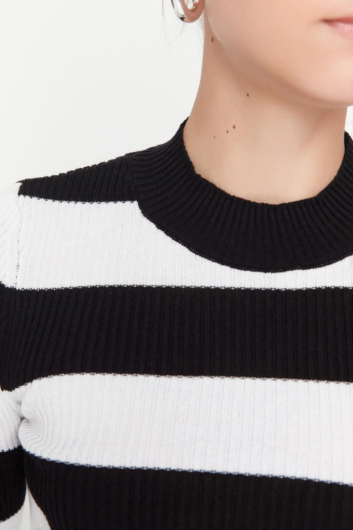 Trendyol Collection  Schwarzer kurzer gestreifter Strickpullover aus Baumwolle TWOAW20KZ0255