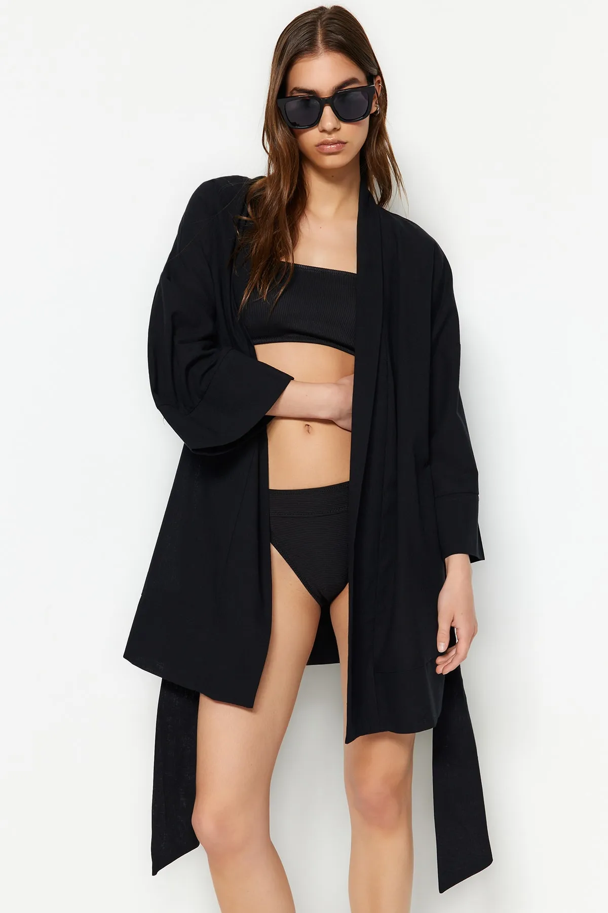 Trendyol Collection  Schwarzer Mini-Kimono und Kaftan aus 100 % gewebter Baumwolle mit Gürtel TBESS23KM00080