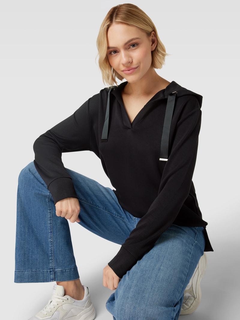 Hoodie mit V-Ausschnitt in schwarz