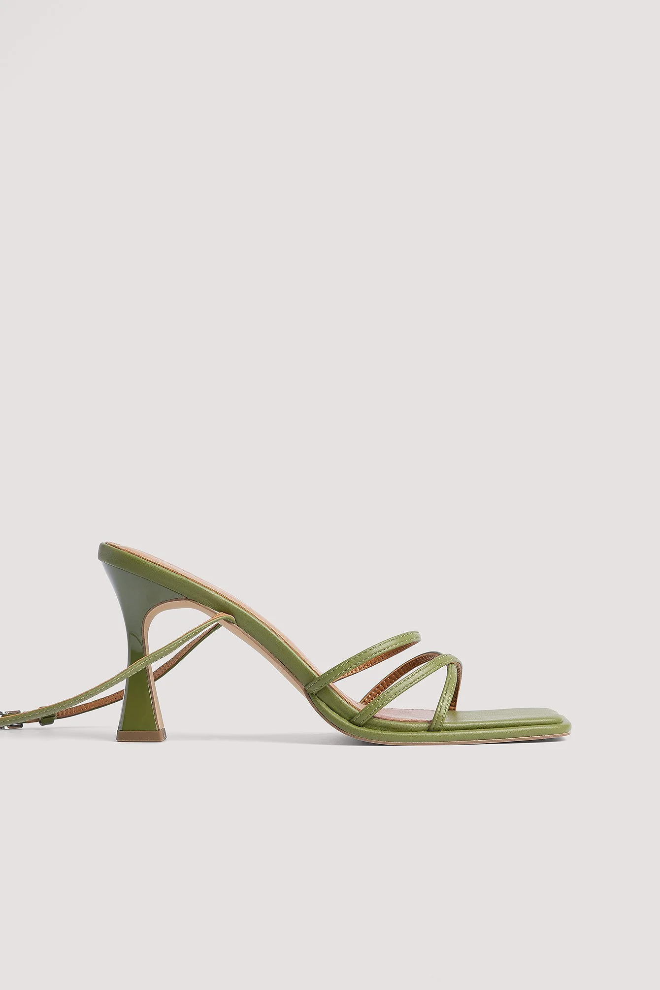 Quadratische Riemchen-High-Heels mit Sanduhrabsatz