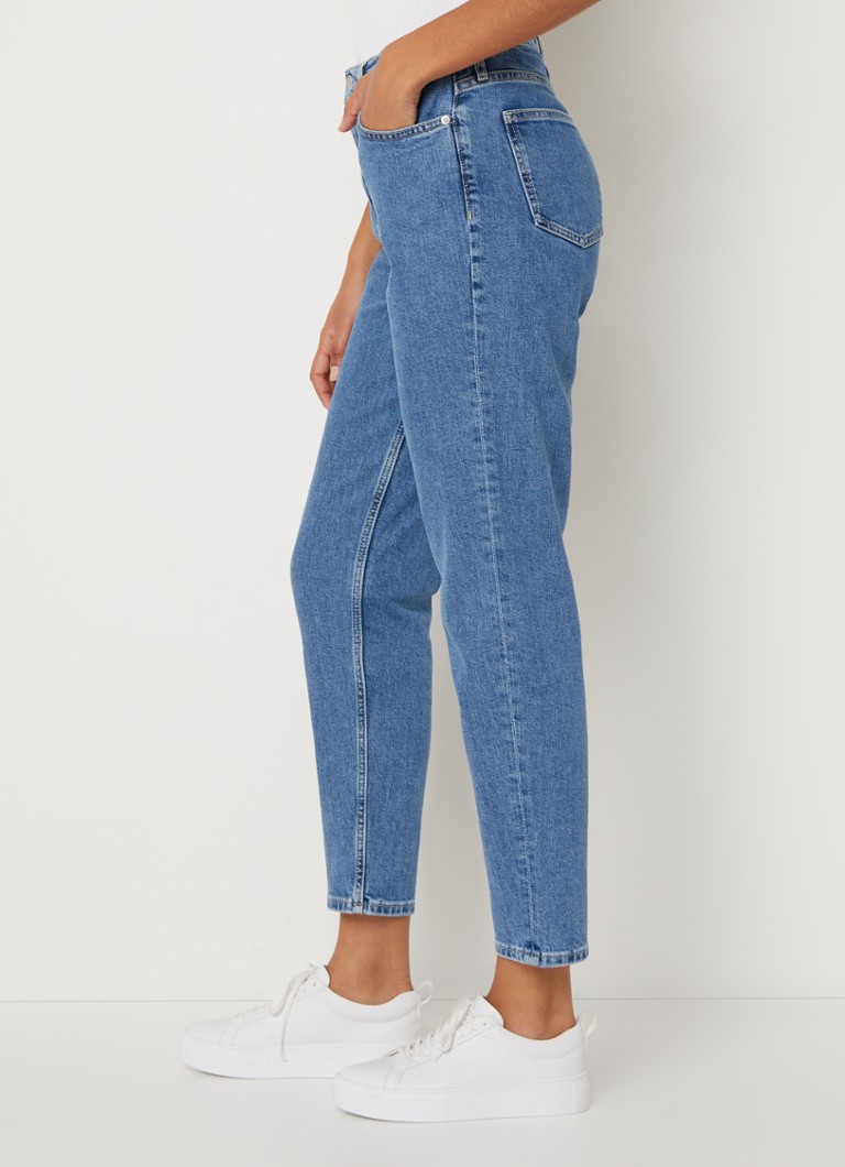 Blugi Calvin Klein mom fit, talie înaltă, croială scurtă, nuanță medie.