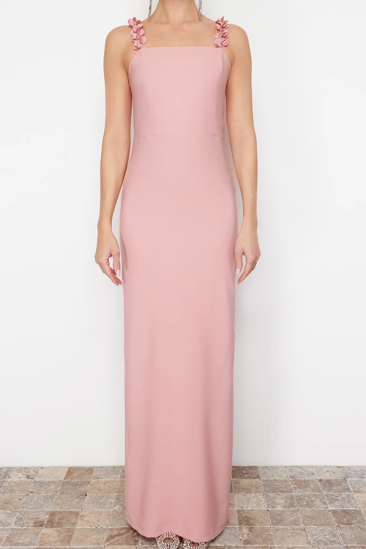 Trendyol Collection  Rosa, figurbetontes, langes Abendkleid mit Blumendetail TPRSS24AE00051
