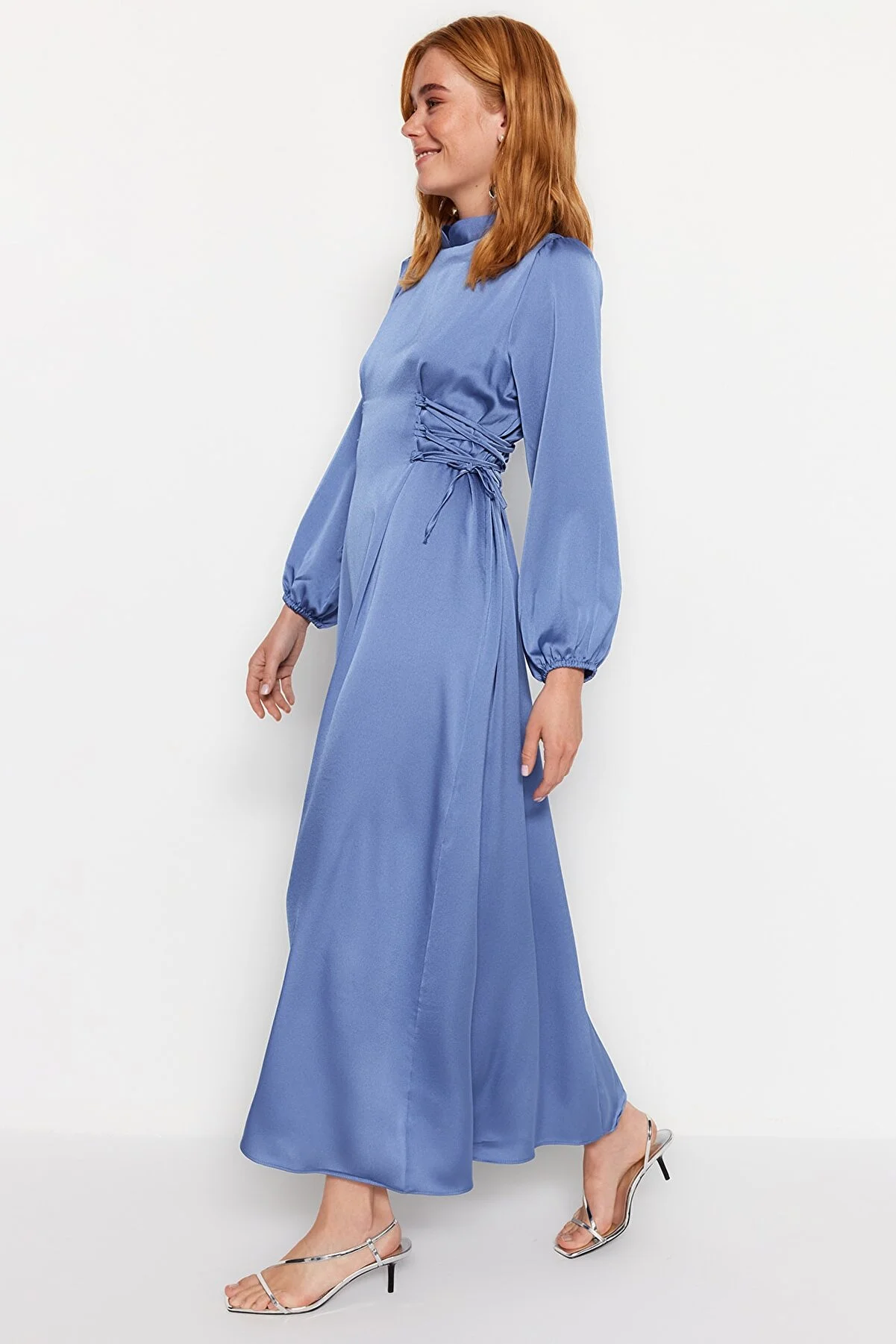 Trendyol Modest  Blaues Abendkleid aus Satin mit Britted-Taille TCTSS23DB00037