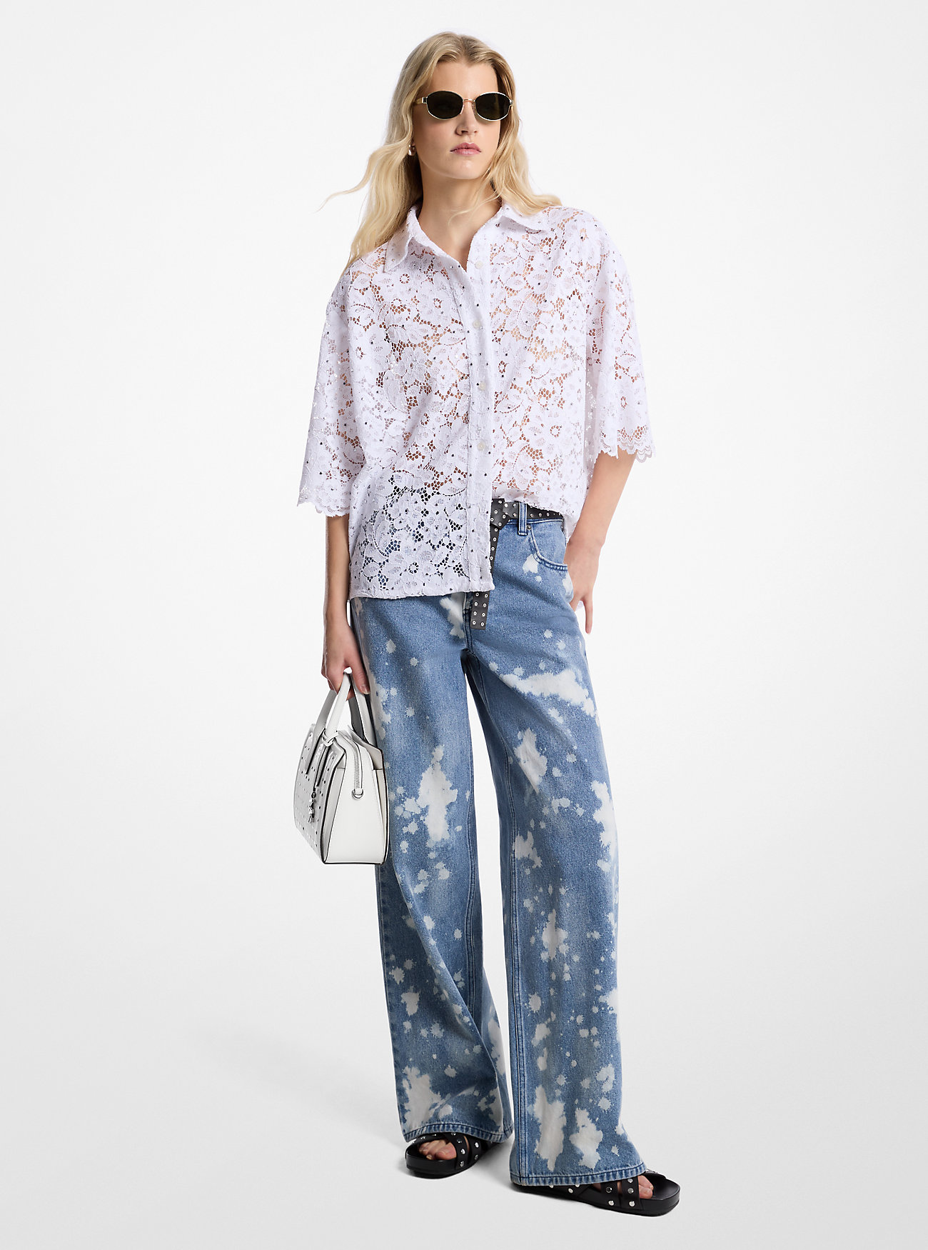Skjorte med blomsterprint og nagler, vide denimjeans, Laila-veske med nagler – SVART