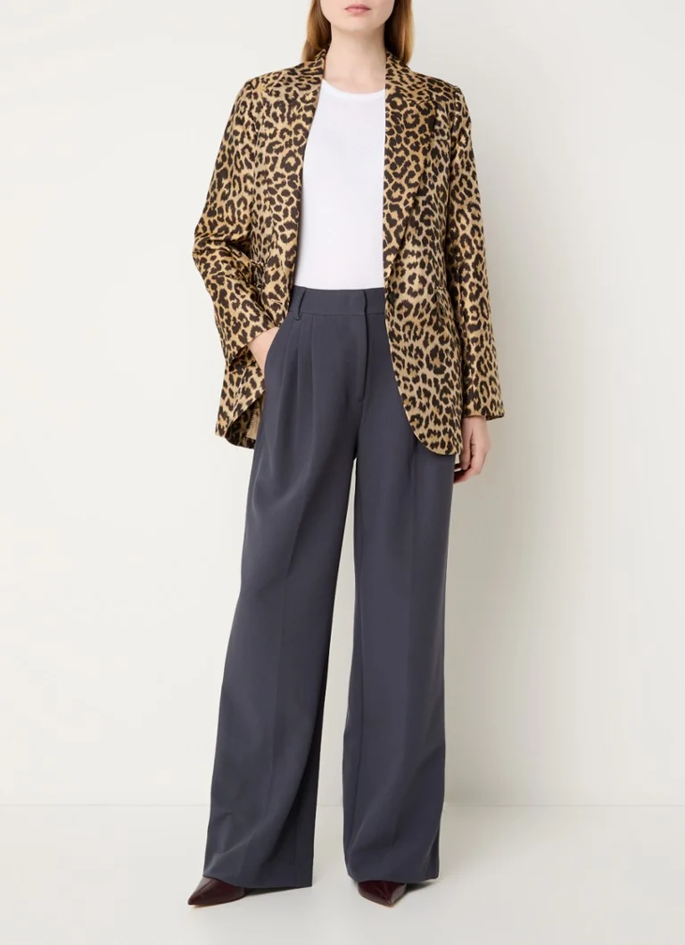 Sacou Co'Couture Lexa cu imprimeu leopard și umeri cu burete.