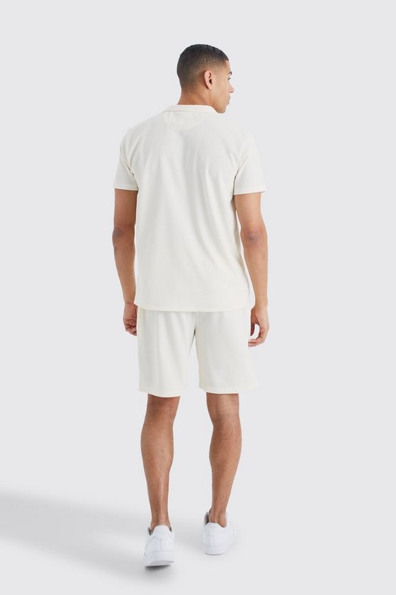 Kurzärmliges geripptes Hemd und Shorts