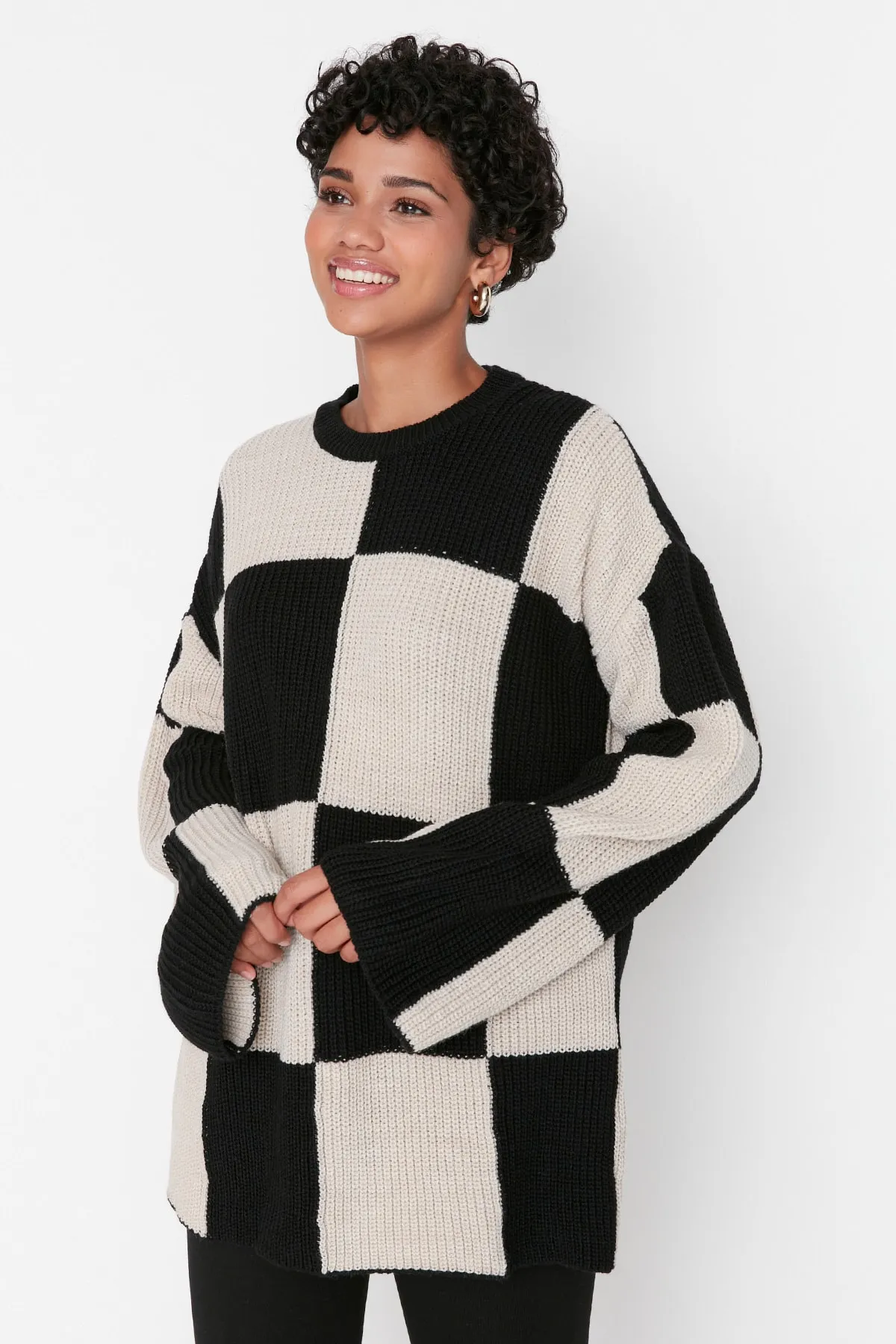 Trendyol Modest  Schwarzer, ecrufarbener Strickpullover mit Schachbrettmuster und Rundhalsausschnitt TCTAW23KZ00004