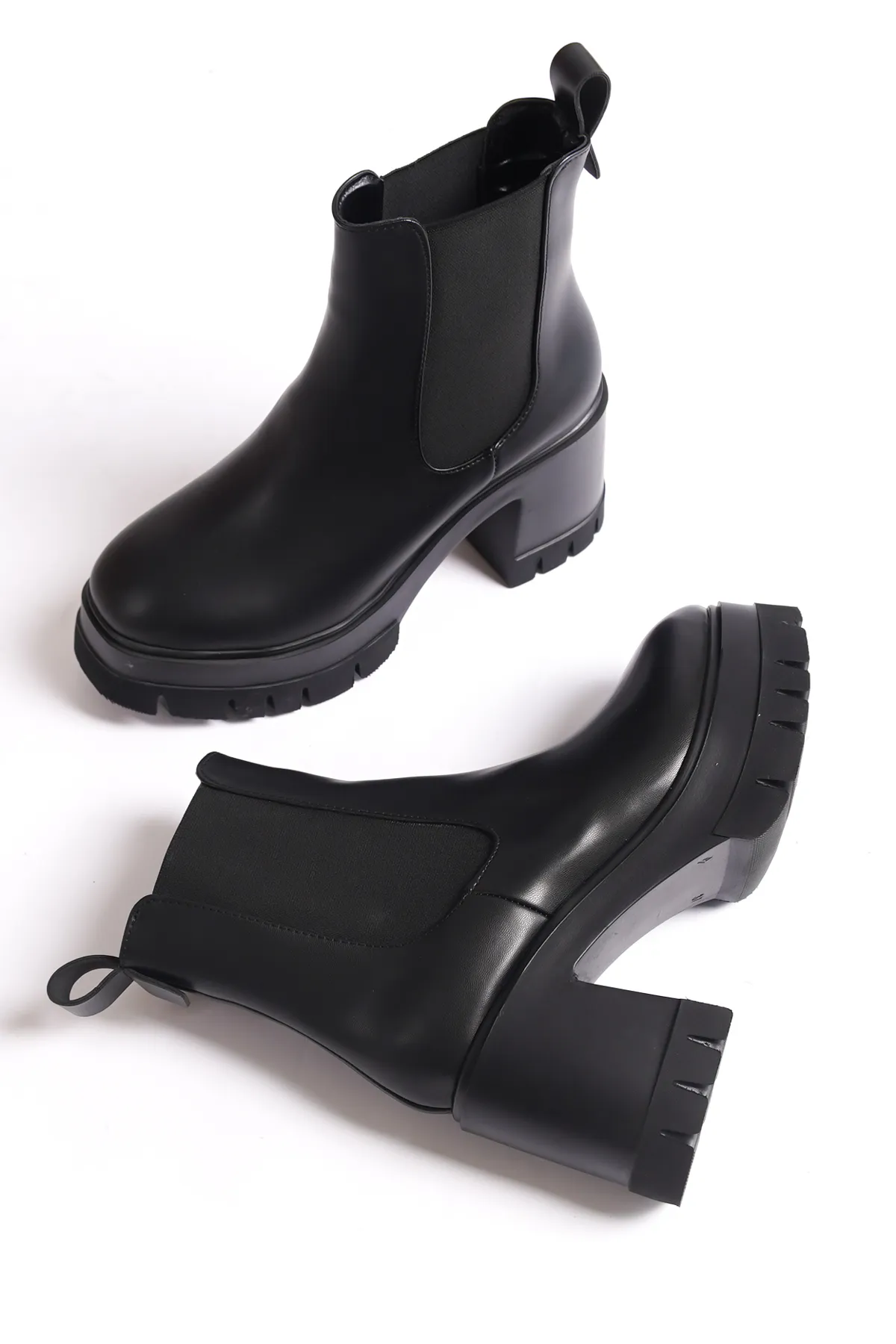 Capone Outfitters  Damenstiefel mit runder Spitze, seitlichem Gummizug und mittelhohem Absatz