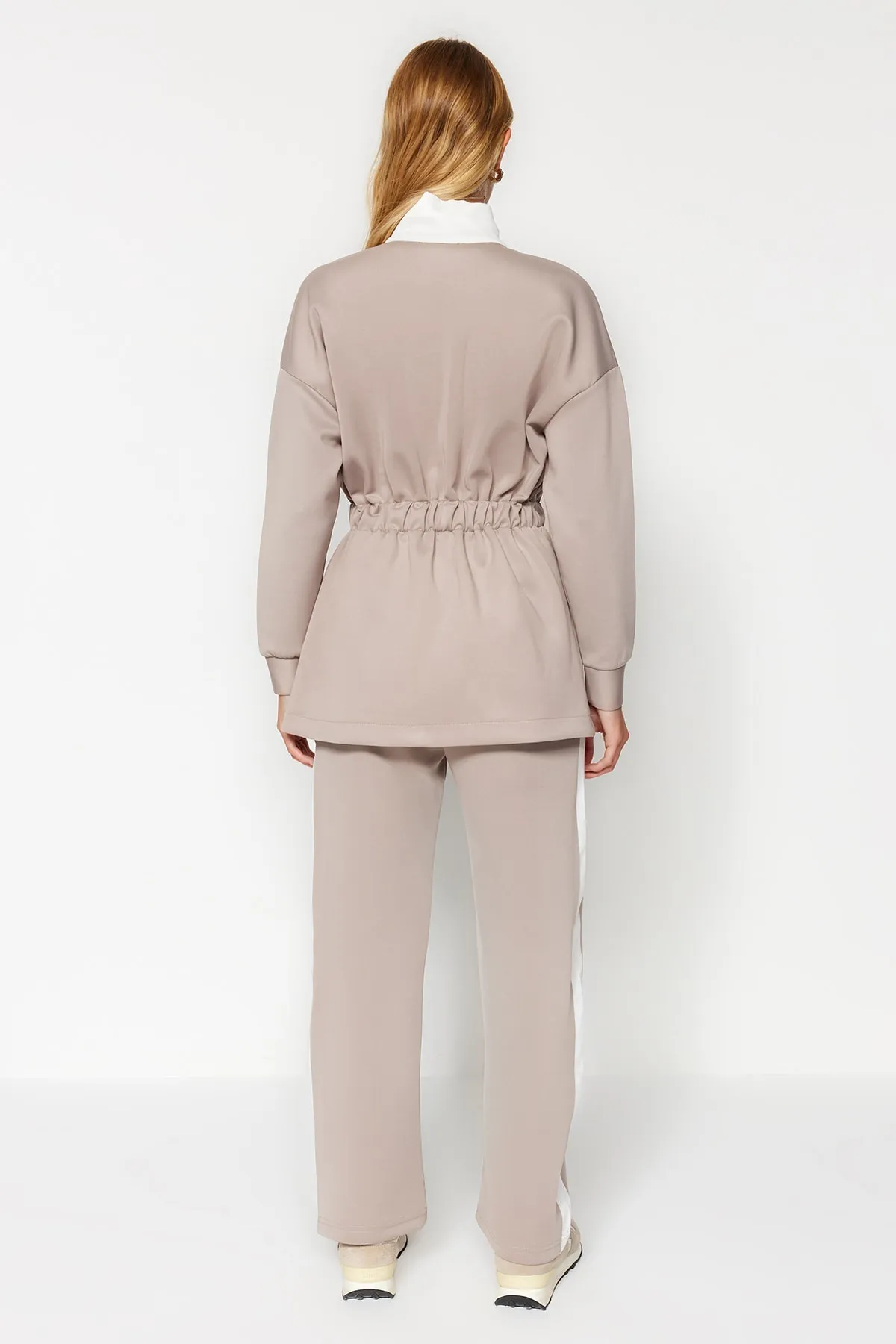 Trendyol Modest  Nerzfarbenes, ecrufarbenes Set aus Oberteil und Unterteil aus Scuba-Strick mit Paspelierung TCTAW24US00071
