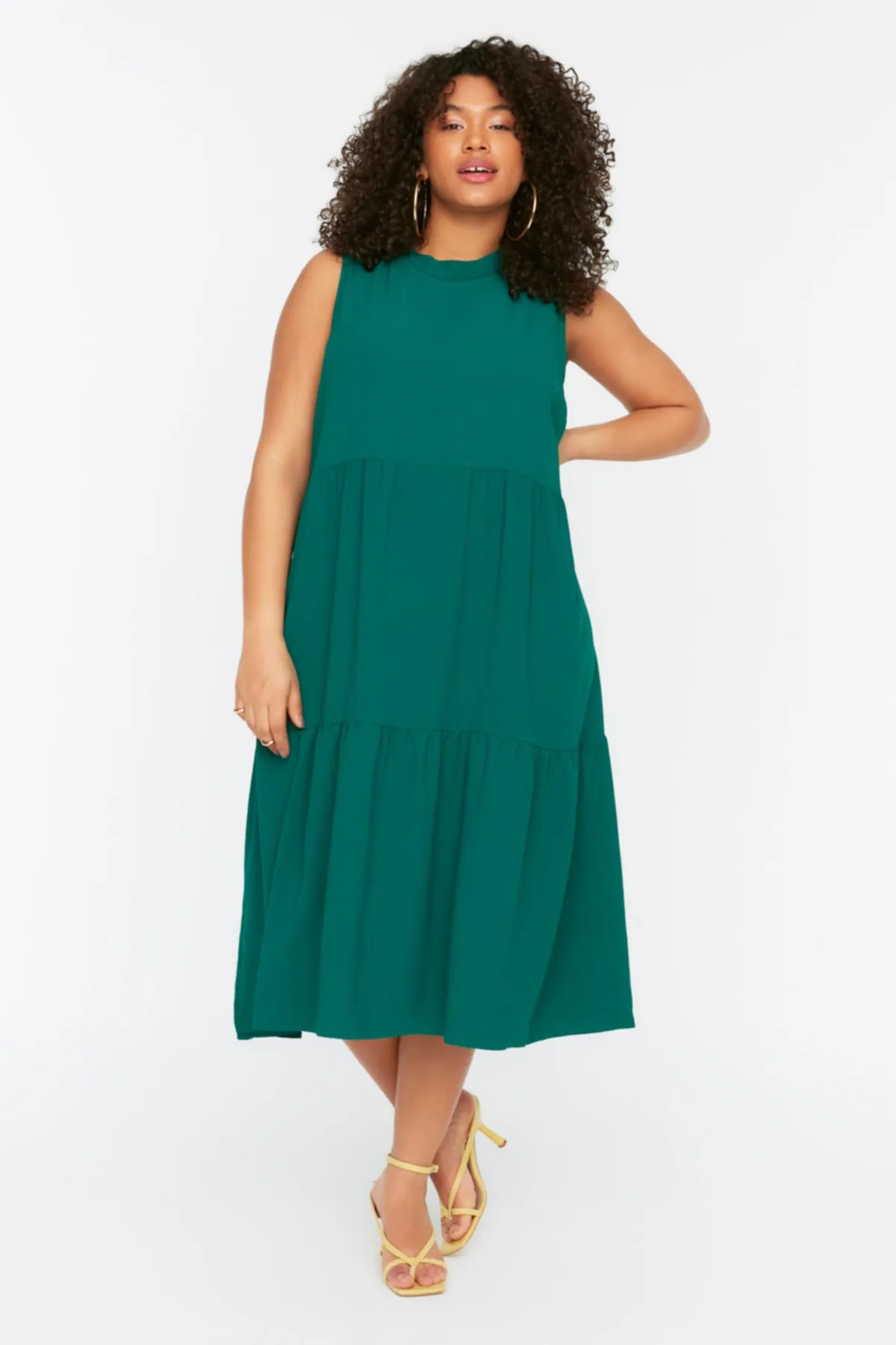 Trendyol Curve  Smaragdgrünes gewebtes Kleid mit Schwungrad-Details TBBSS22EL1593