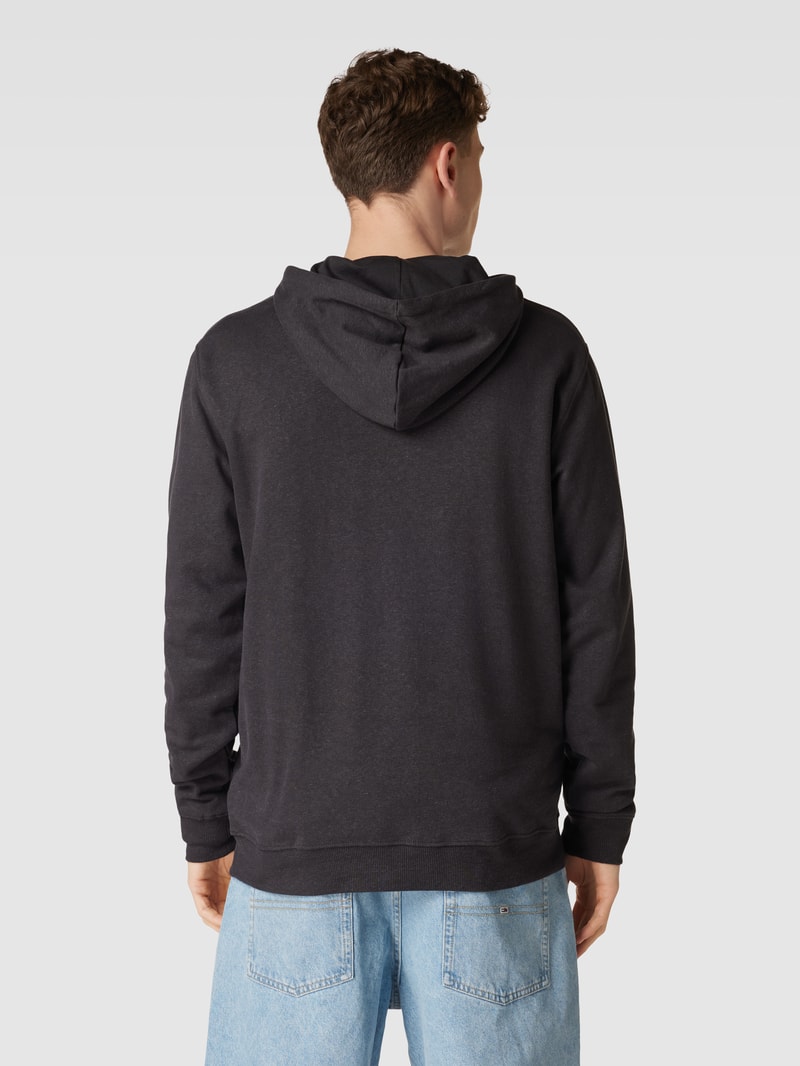 Hoodie mit Känguru-Tasche in schwarz