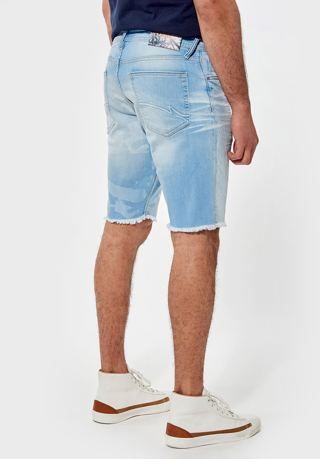VITO  Bermuda en jean straight bleu délavé effrangé Homme