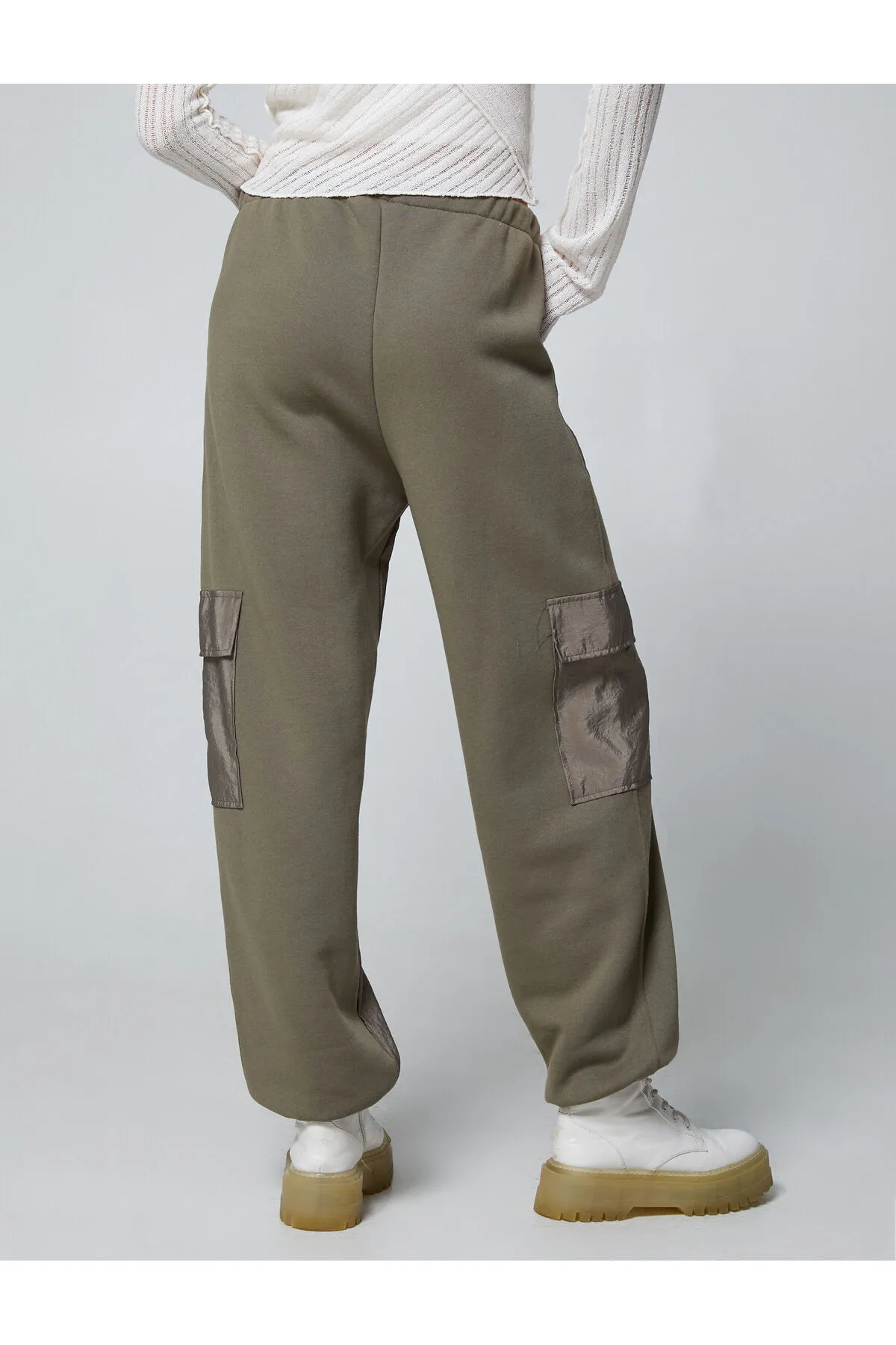 Koton  Jogger-Jogginghose mit Cargotasche, Taillenband und glänzenden Stoffdetails