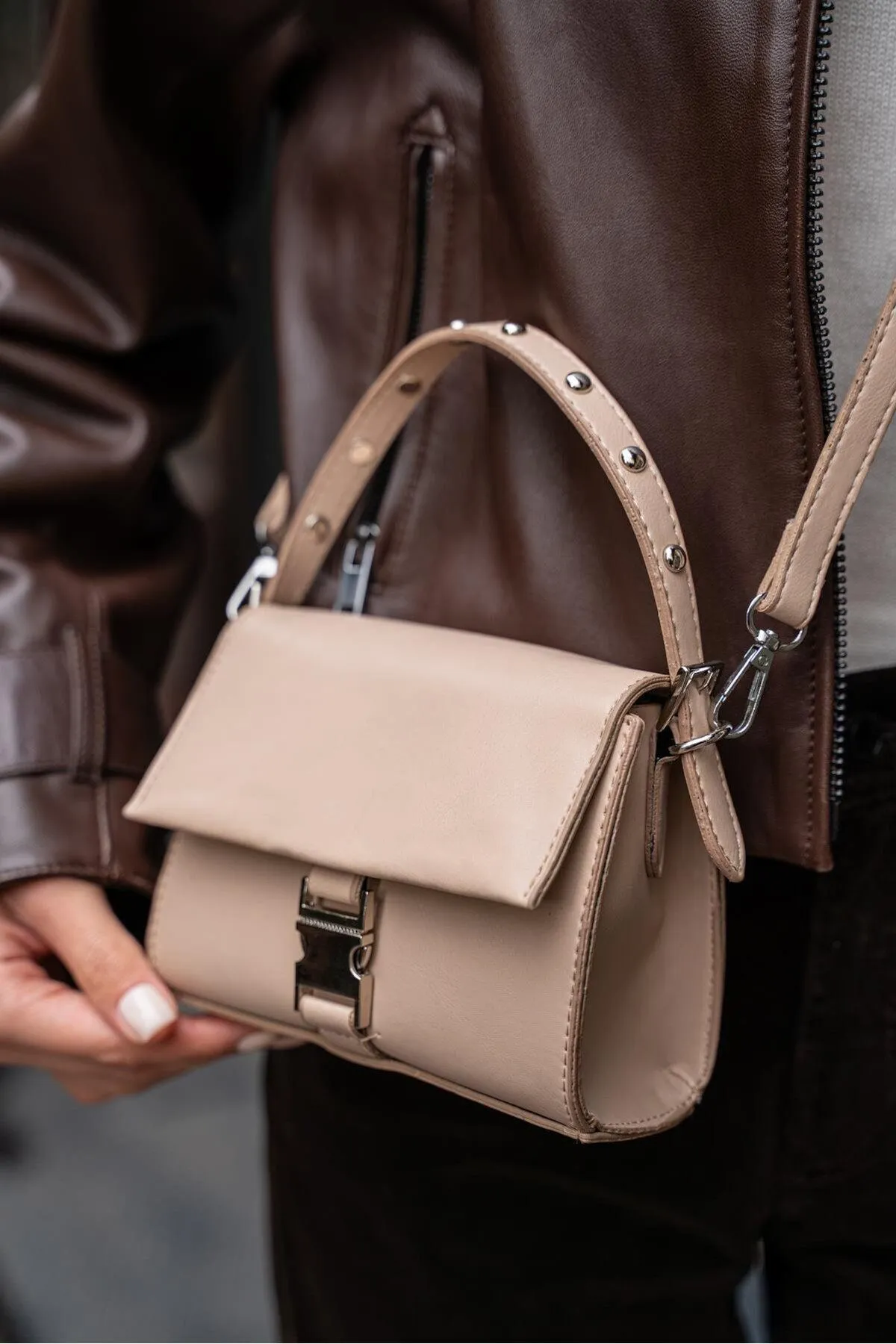 Madamra  Nerzfarbene Damen-Umhängetasche mit Flap und Nieten
