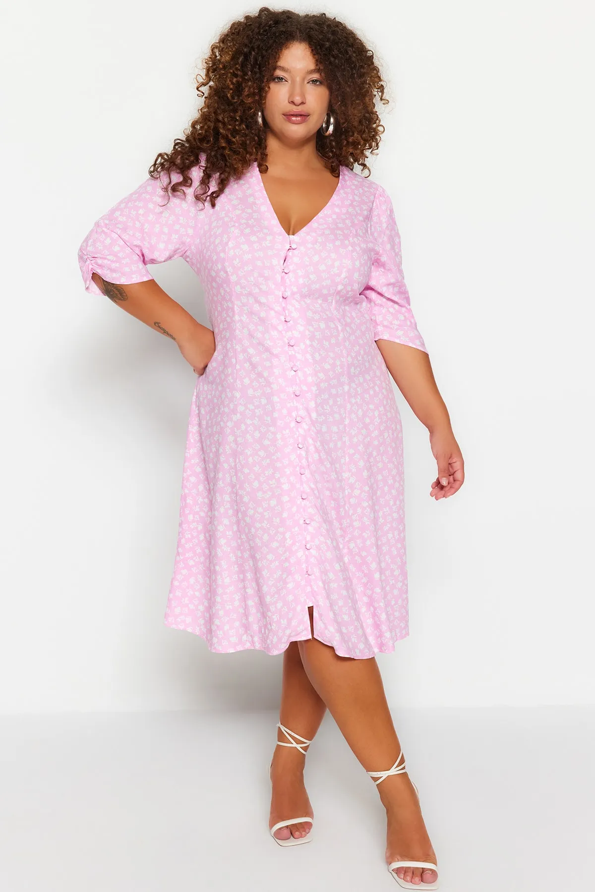 Trendyol Curve  Rosa gewebtes Kleid mit Blumenmuster TBBSS23AH00102