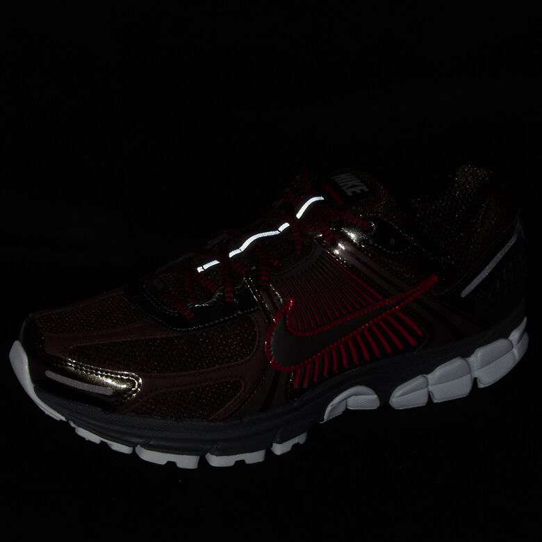 NIKE Zoom Vomero 5 