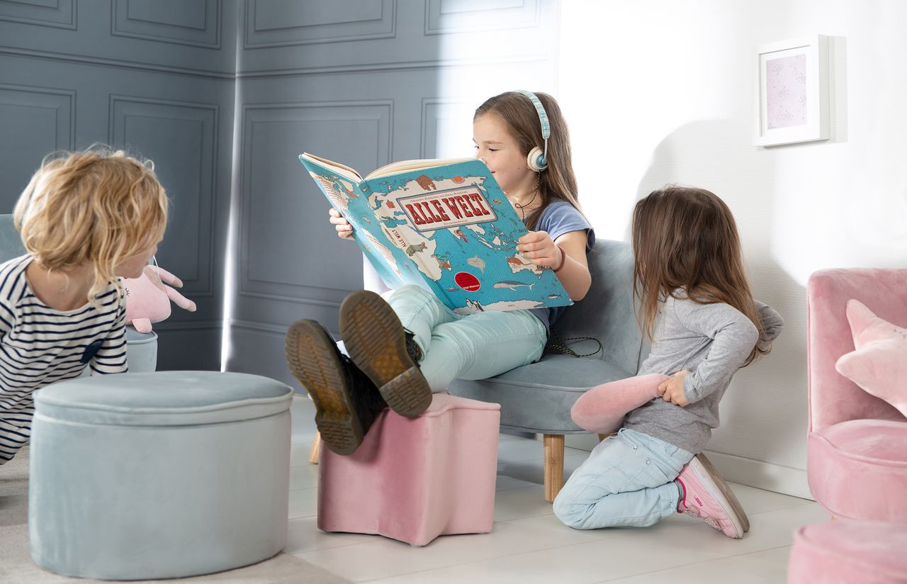Roba Kindersofa „Lil Sofa“, bequeme Kindercouch mit stabilen Holzfüßen und Samtstoff in Sky/Hellblau