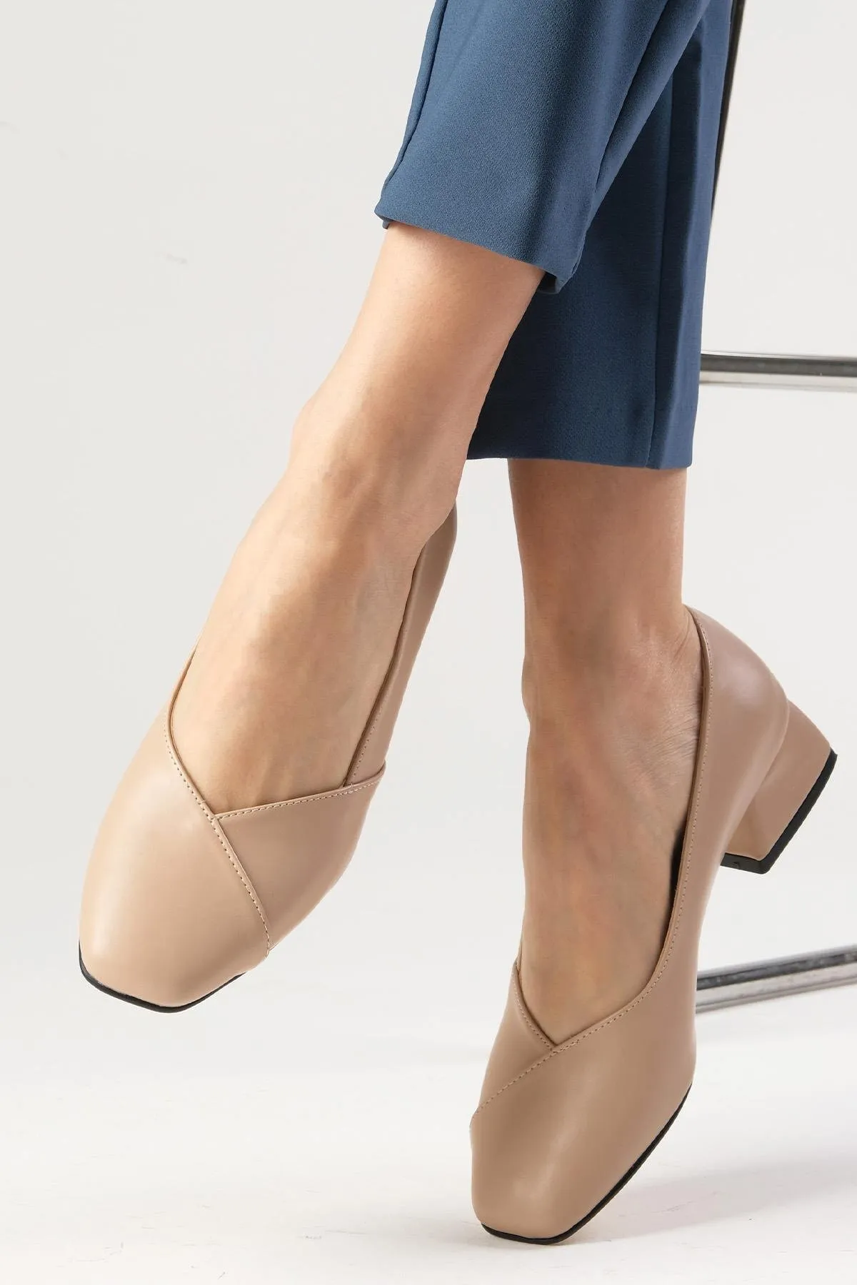 Mio Gusto  Addison Nudefarbene Damenschuhe mit stumpfer Zehenpartie und kurzem Absatz