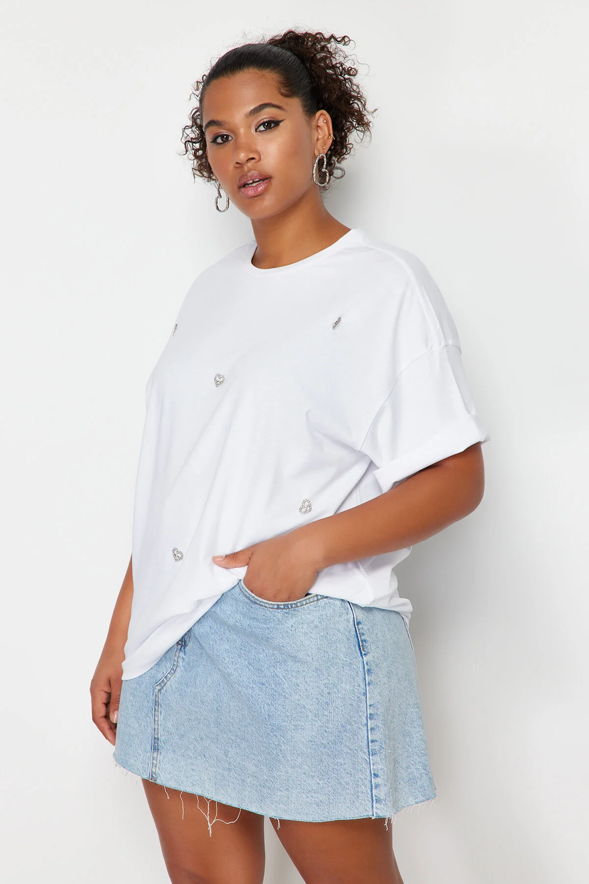 Trendyol Curve  Weißes Oversize-Strick-T-Shirt mit Herz-Accessoire und detailliertem Detail TBBSS24BF00008