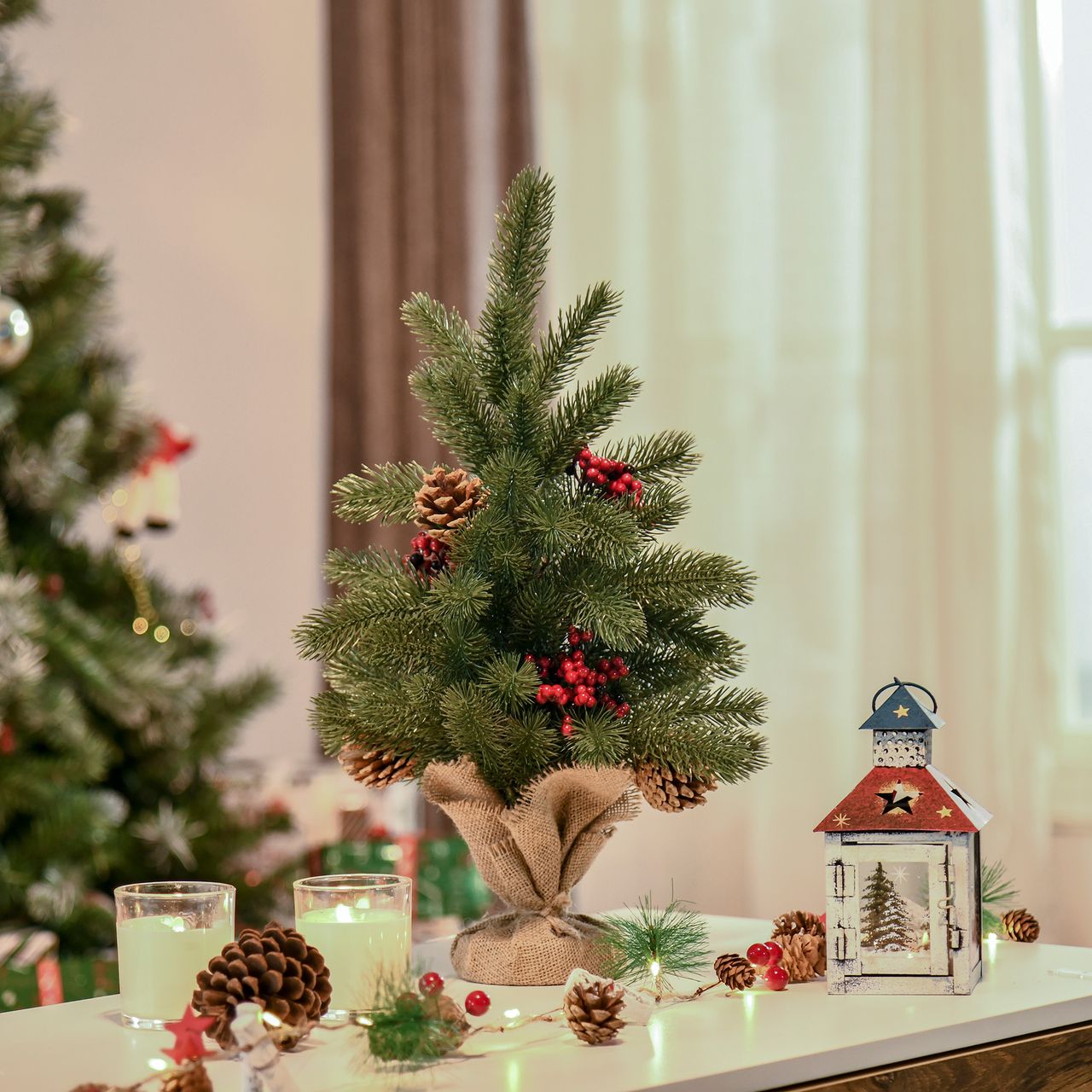 HOMCOM Weihnachtsbaum 50 cm Christbaum mit 4 roten Beeren und 4 Tannenzapfen Kunsttanne 55 Zweige Stabiler und haltbarer Sockel für Tisch und Schreibtisch PE Zement Sackleinen Grün Ø28 x 50 cm