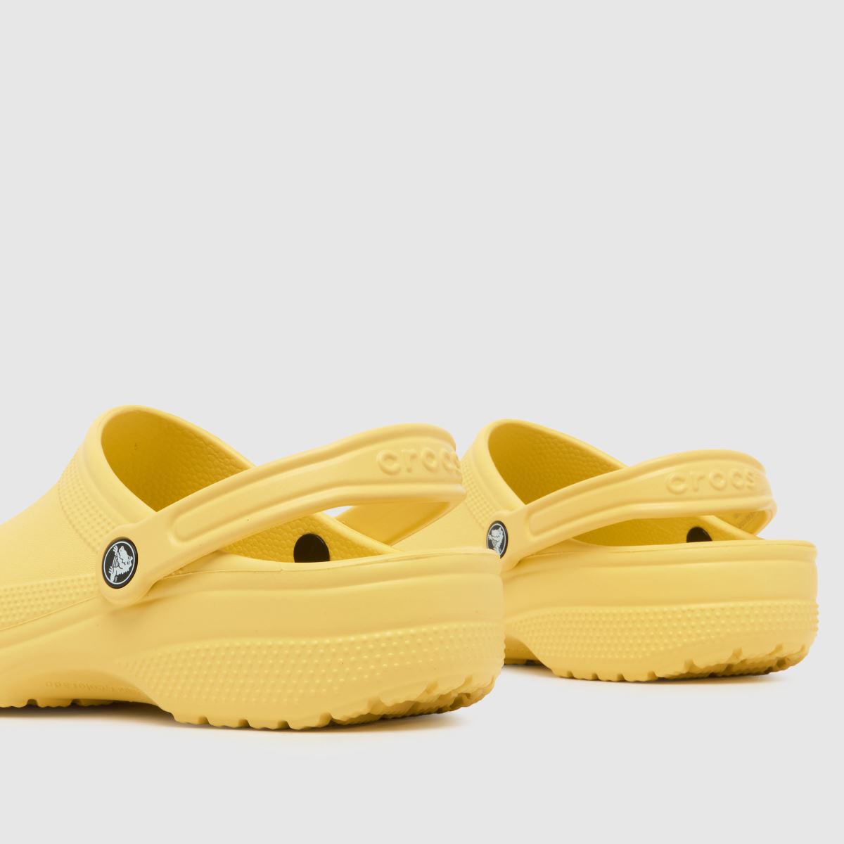 Crocs klasszikus klumpa szandál halványsárga színben