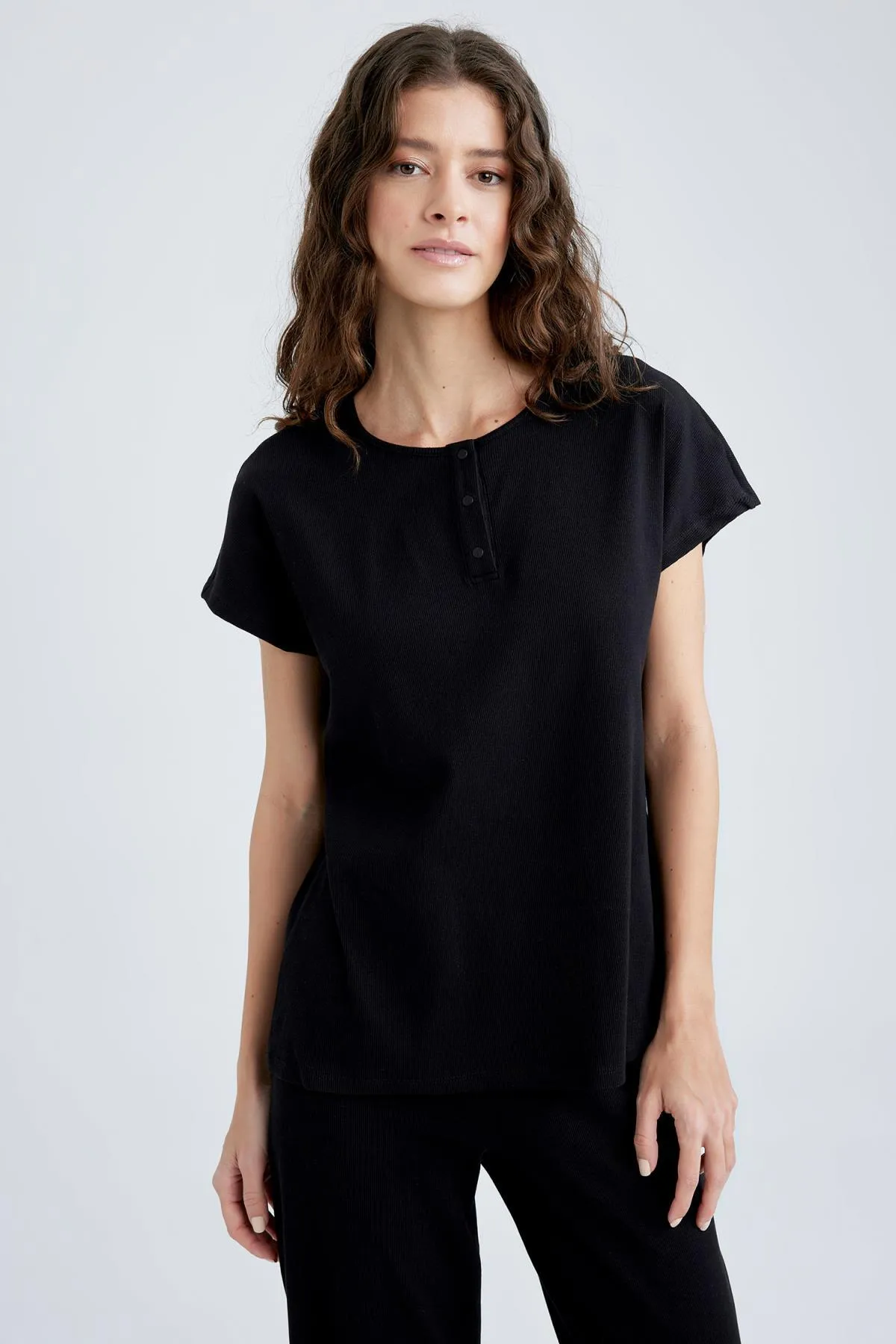 DeFacto  Fall In Love Basic-Pyjama-Oberteil mit normaler Passform und Rundhalsausschnitt Z5331az23sp