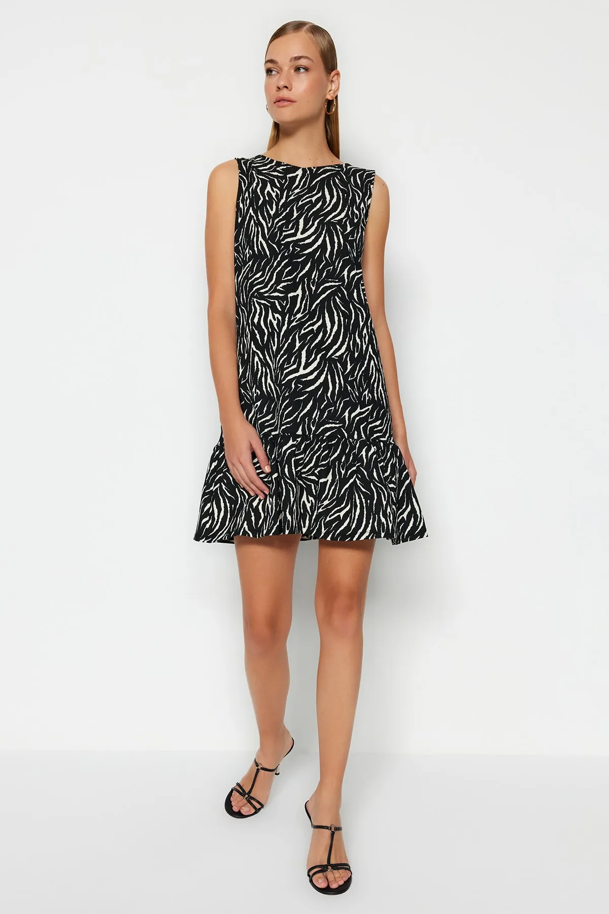 Trendyol Collection  Schwarzes Strickkleid mit Zebramuster TWOSS22EL0794