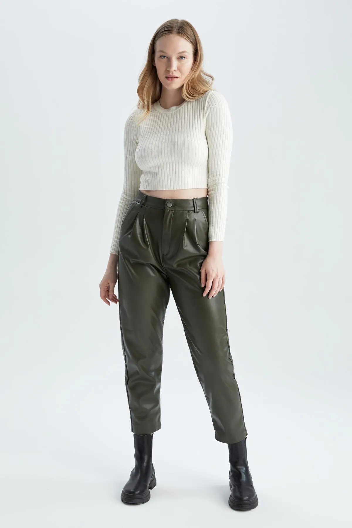DeFacto  Karottenhose aus Kunstleder mit Taschen und Taschen