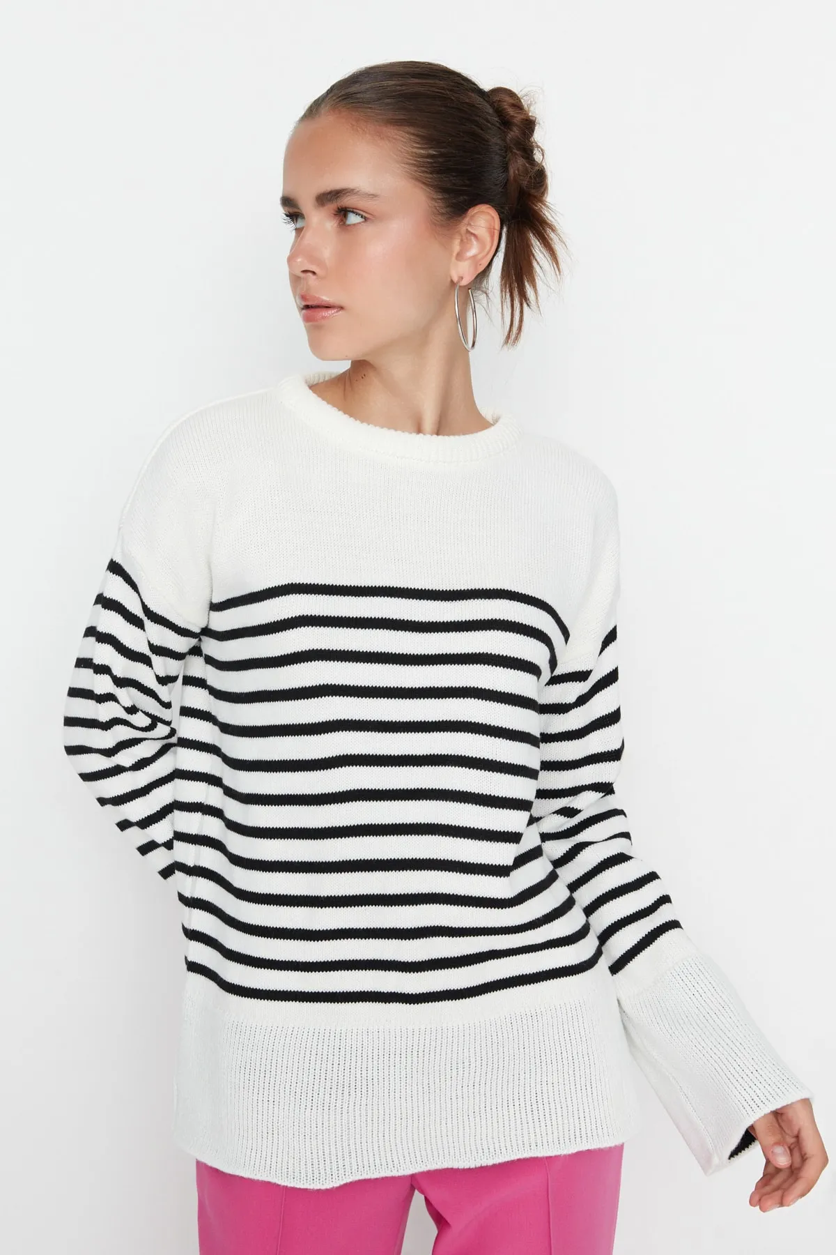 Trendyol Collection  Ecrufarbener, gestreifter Strickpullover mit weiter Passform TWOAW23KZ01031