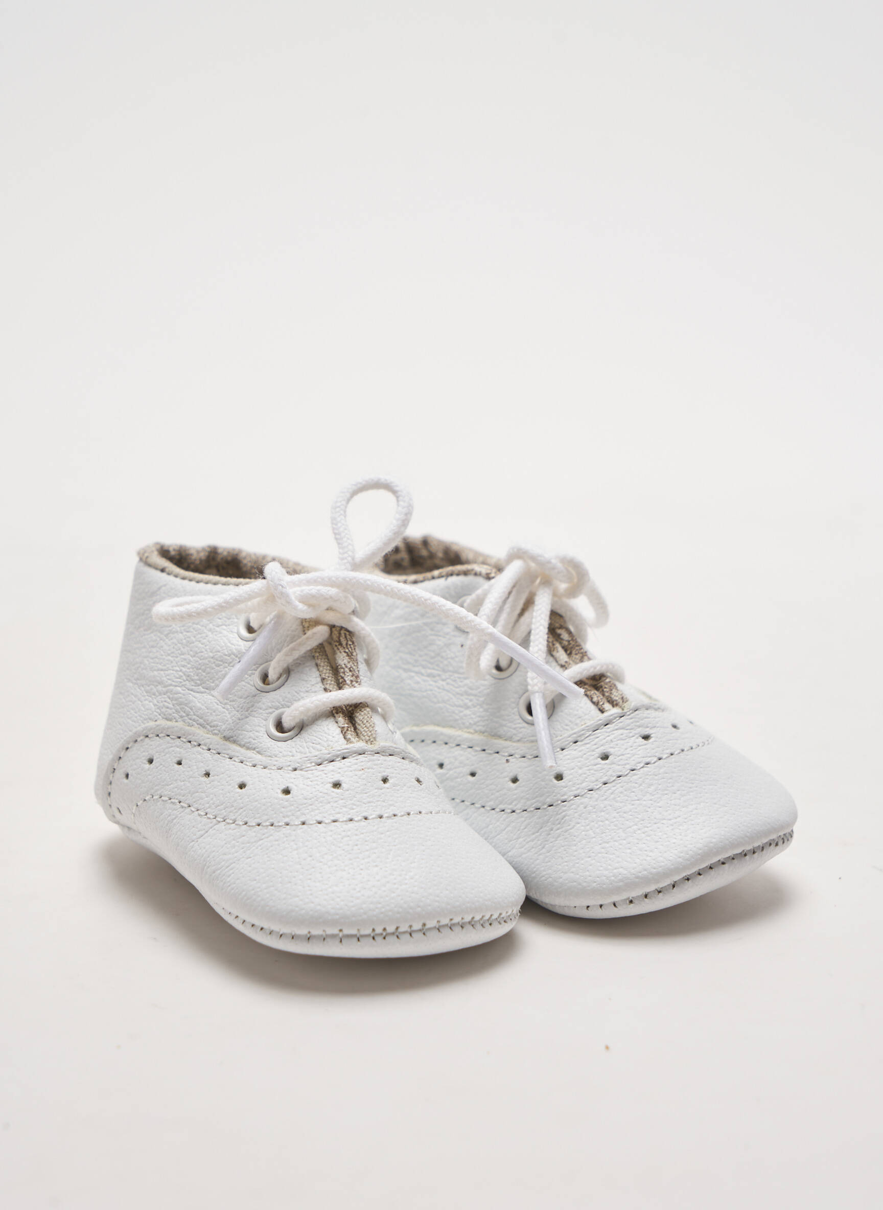 Le Petit Fils Du Cordonnier Chaussons Enfant couleur blanc