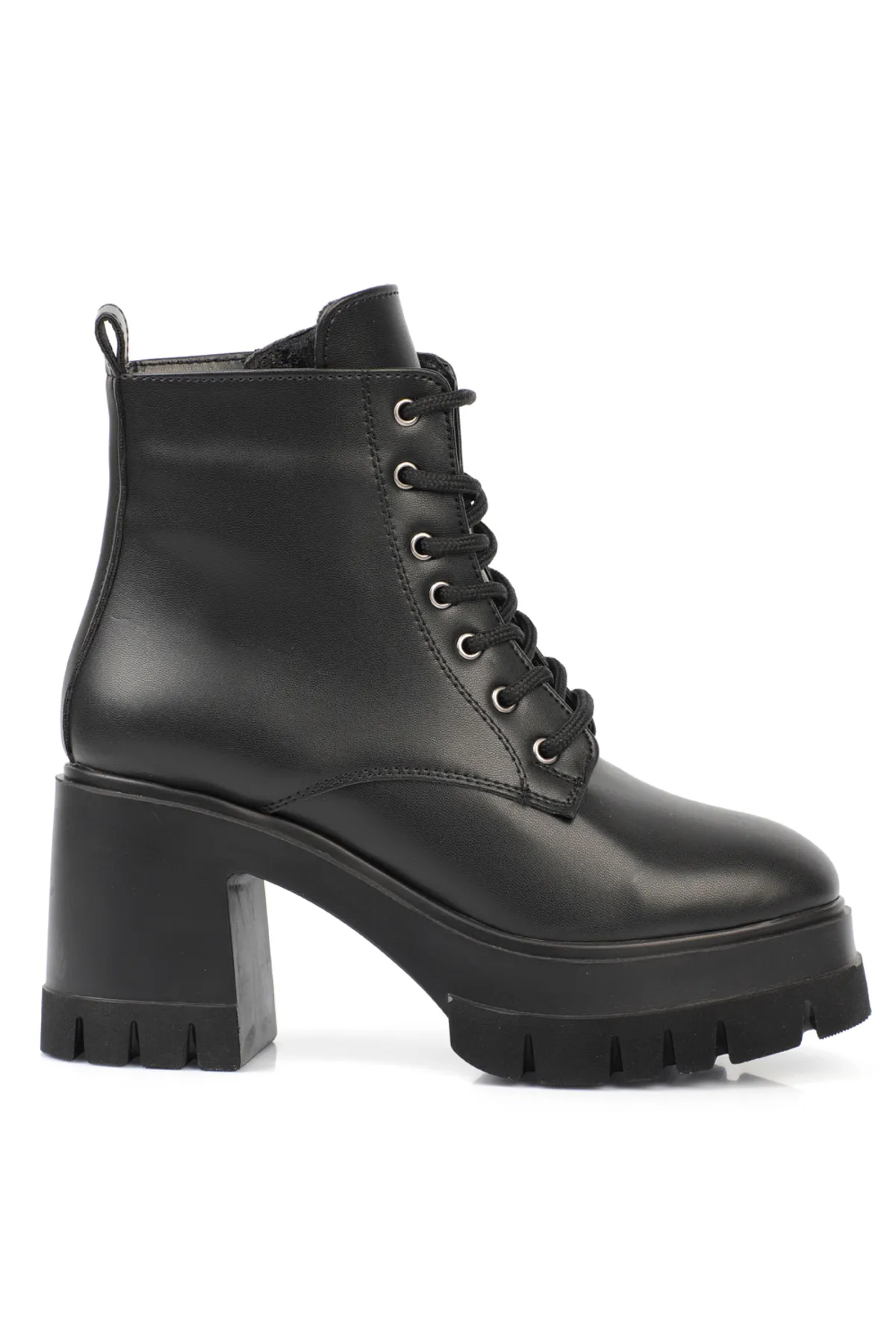 Capone Outfitters  Damenstiefel zum Schnüren mit runder Zehenpartie und mittelhohem Absatz