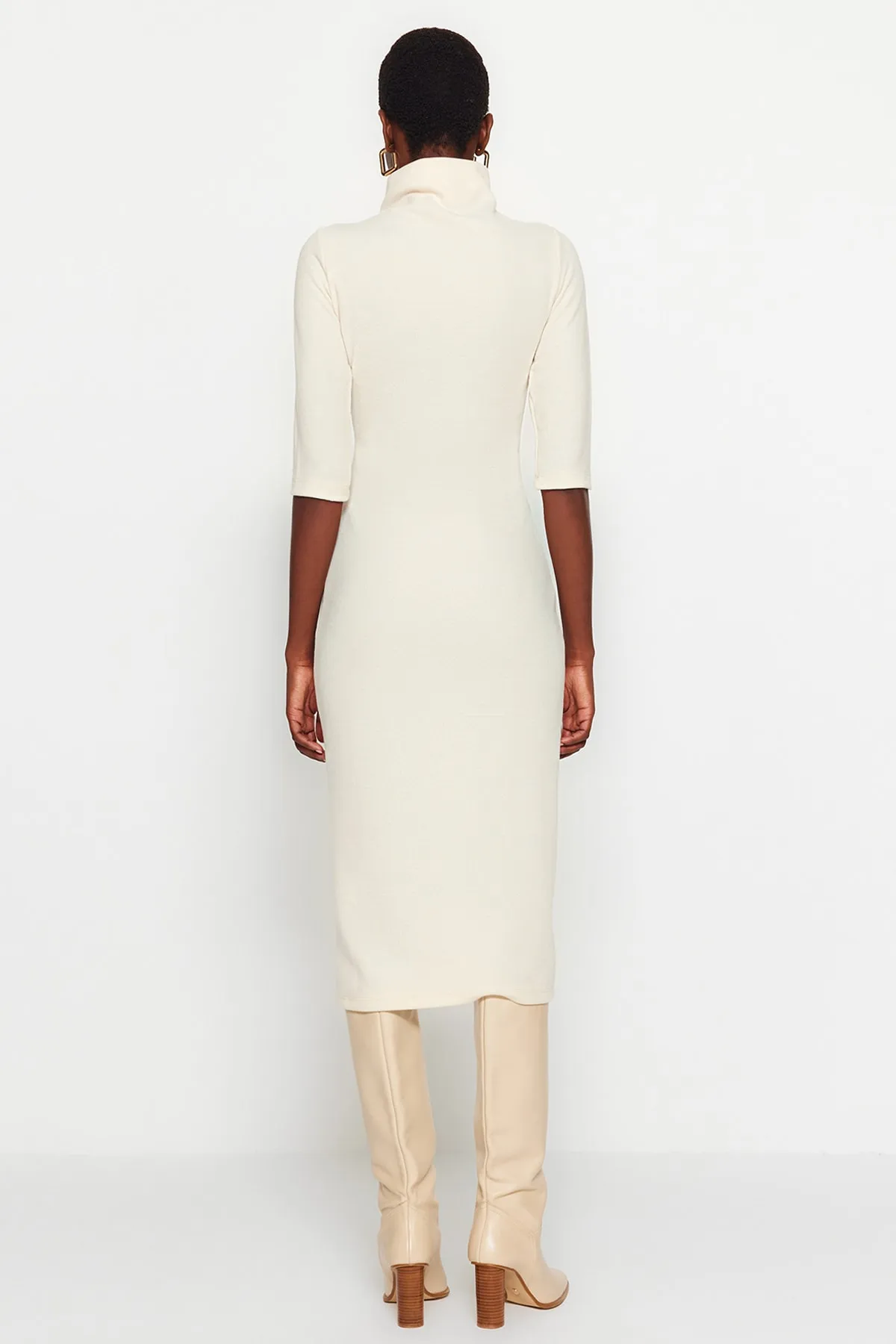 Trendyol Collection  Beigefarbenes, figurbetontes Midi-Strickkleid im Thessaloniki-/Strickwaren-Look mit weicher Oberfläche TWOAW24EL00150