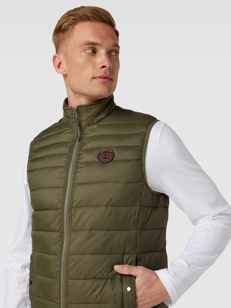 Steppweste mit Label-Patch in olivgrün