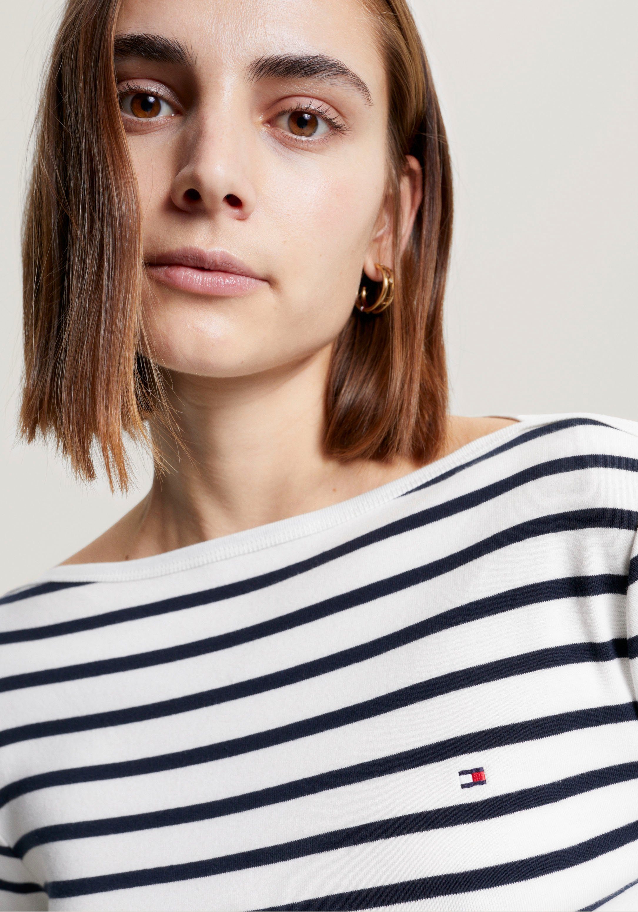 Tommy Hilfiger Langarmshirt SLIM CODY RIB SLASH-NK LS mit kleiner Logostickerei auf der Brust