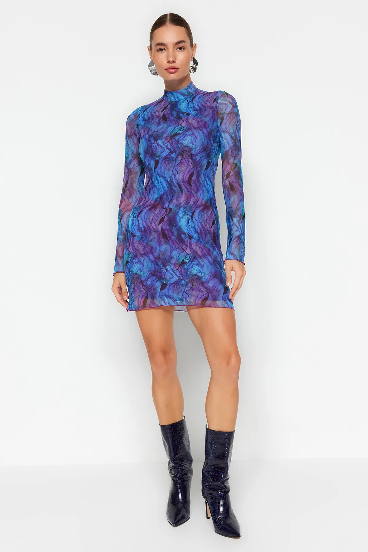 Trendyol Collection  Lilafarbenes Mini-Strickkleid mit hohem Kragen, bedruckten Rüschen und Tüllfutter TWOAW24EL00195