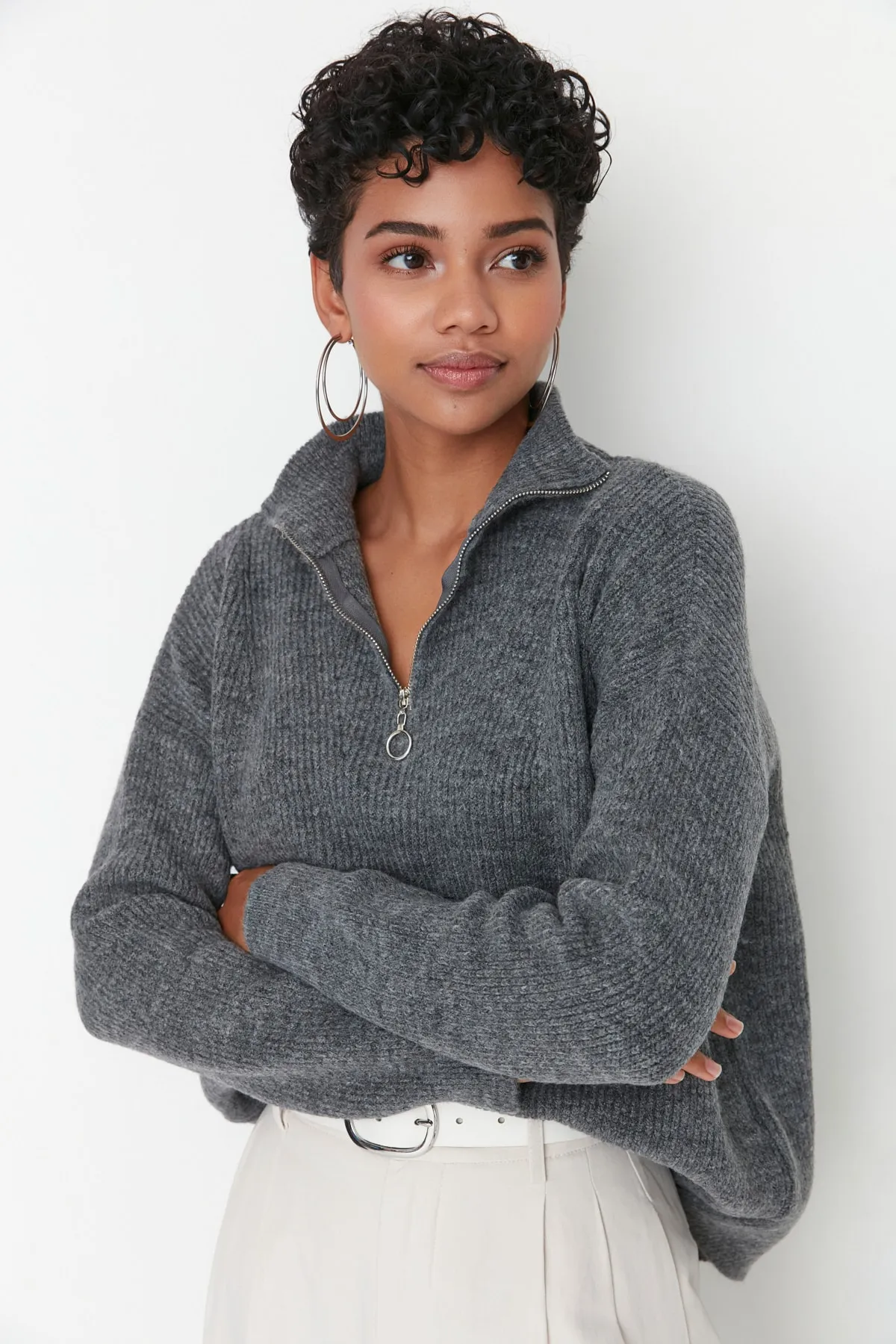 Trendyol Collection  Anthrazitfarbener Strickpullover mit weicher Struktur und Reißverschluss TWOAW20XS0009