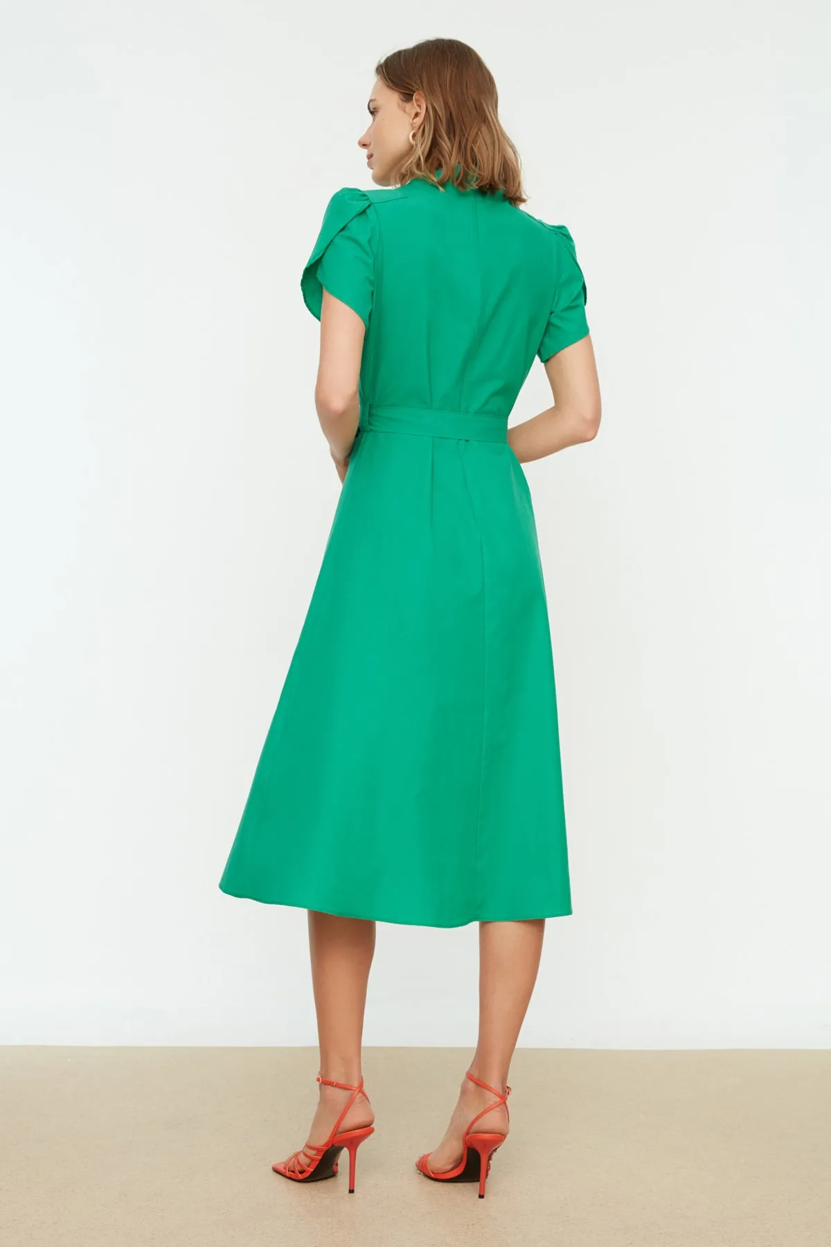 Trendyol Collection  Grünes Midi-Webkleid mit Gürtel und Öffnung an den Ärmeln TWOSS22EL0115
