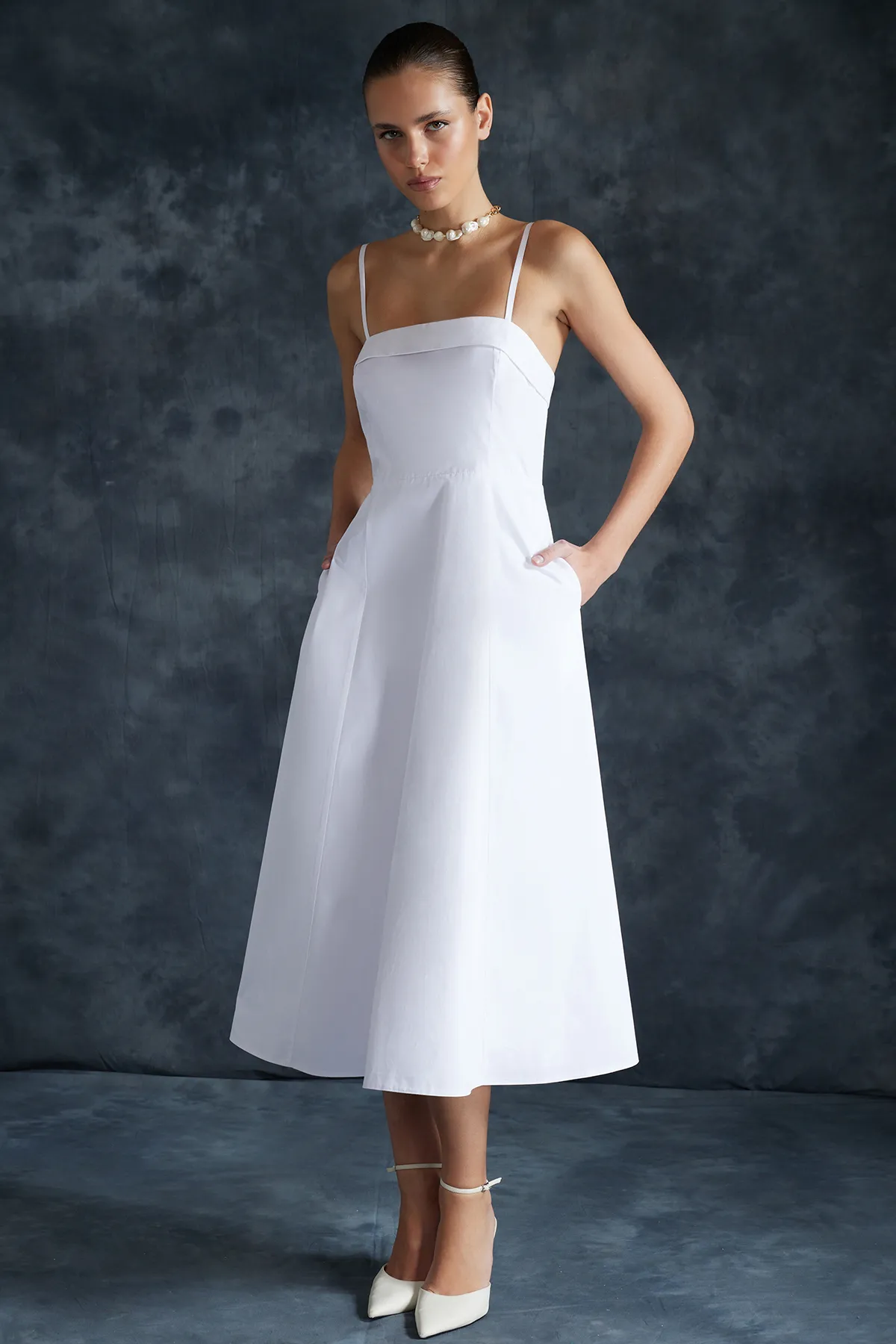 Trendyol Collection  Weißes Midi-Kleid aus 100 % gewebter Baumwollpopeline TWOSS24EL00031