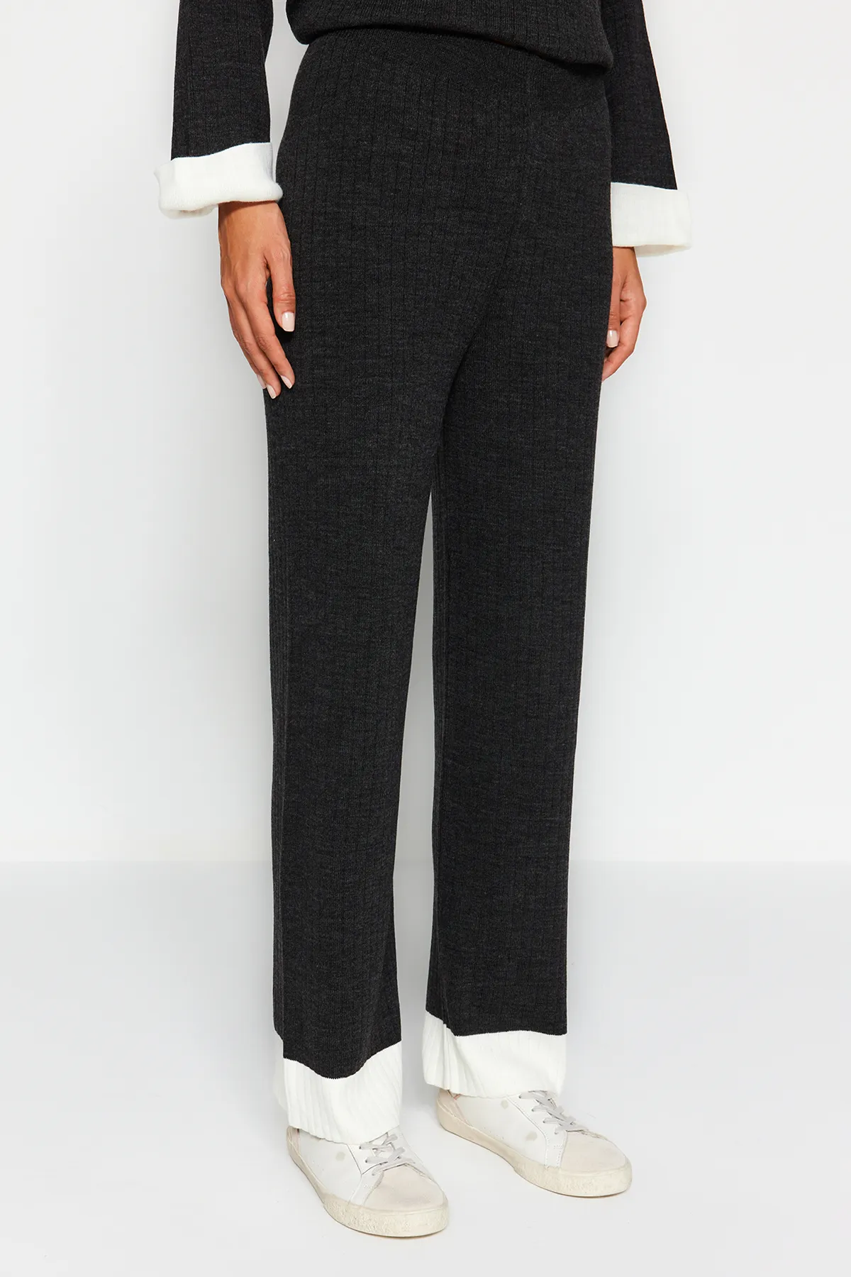 Trendyol Modest  Anthrazitfarbenes Strickset mit Stehkragen und Farbblock-Muster, gerippter Pullover und Hose TCTAW22US0080