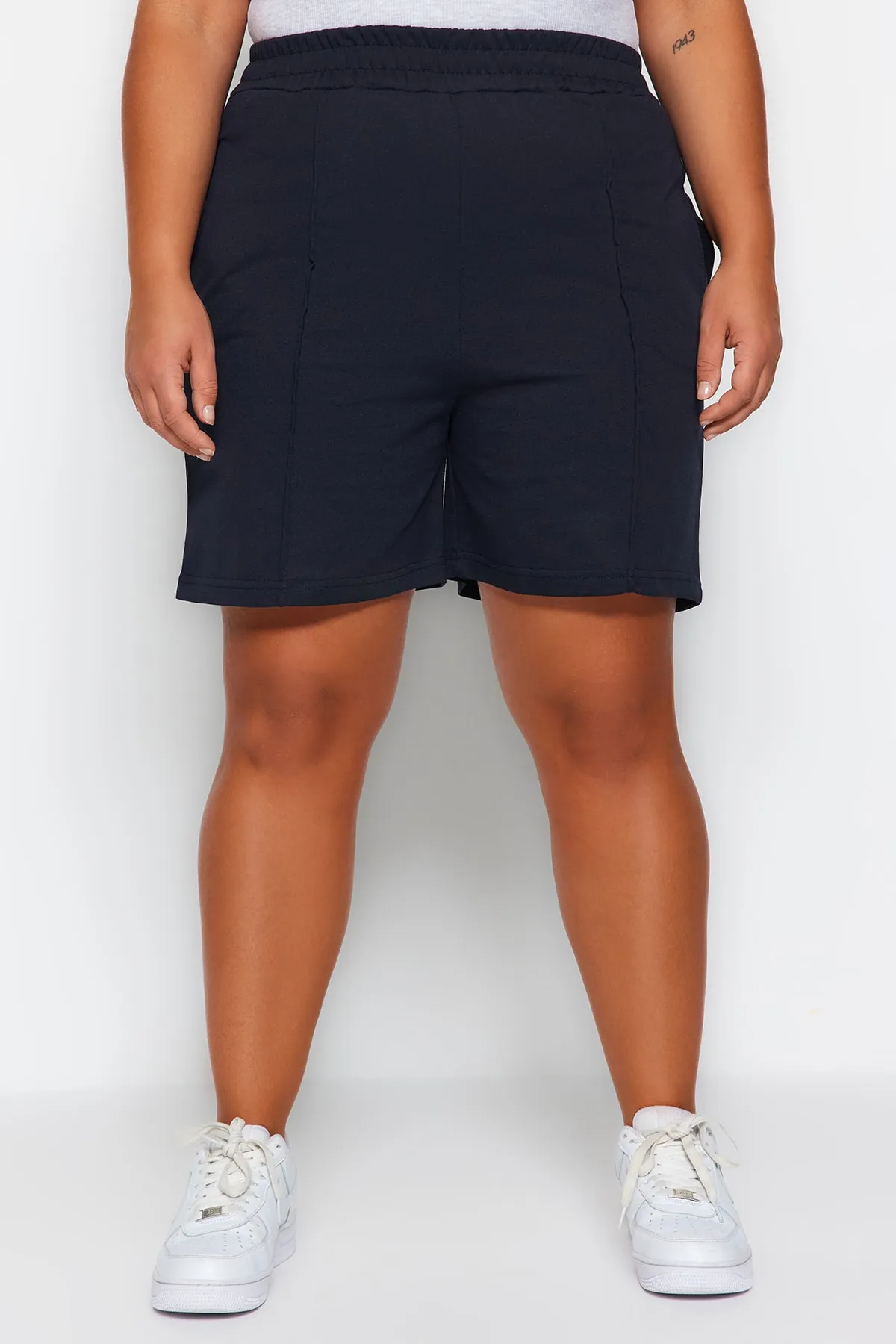 Trendyol Curve  Marineblaue, dünne, gerippte Strickshorts TBBSS23AP00004