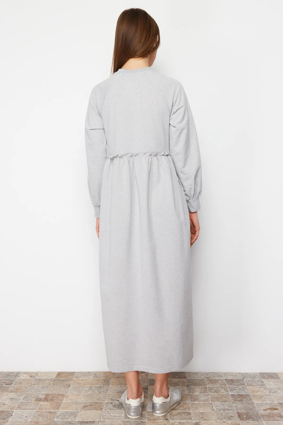 Trendyol Modest  Graues Strickkleid mit Cut-Outs TCTSS23EB00307